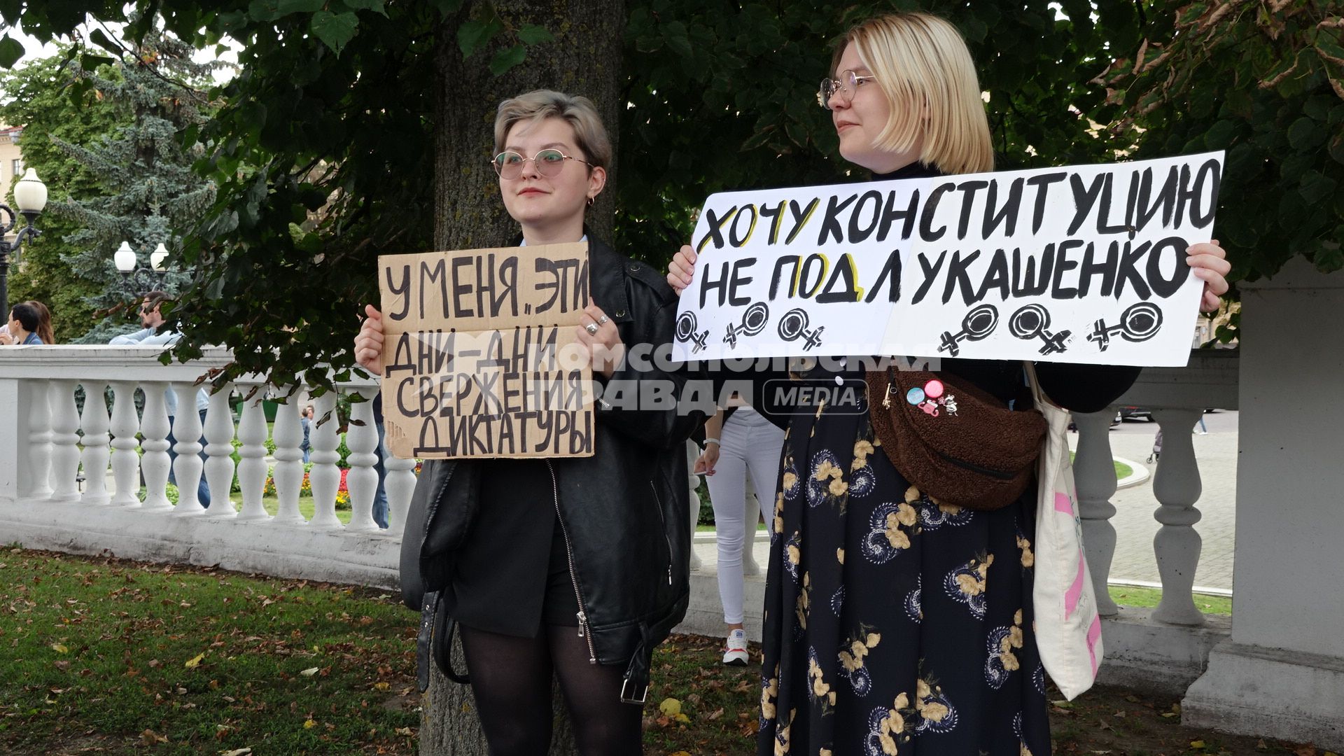 Минск. Сторонницы оппозиции во время женской акции протеста. Со дня выборов президента Белоруссии 9 августа в стране прошли митинги несогласных с результатами голосования.