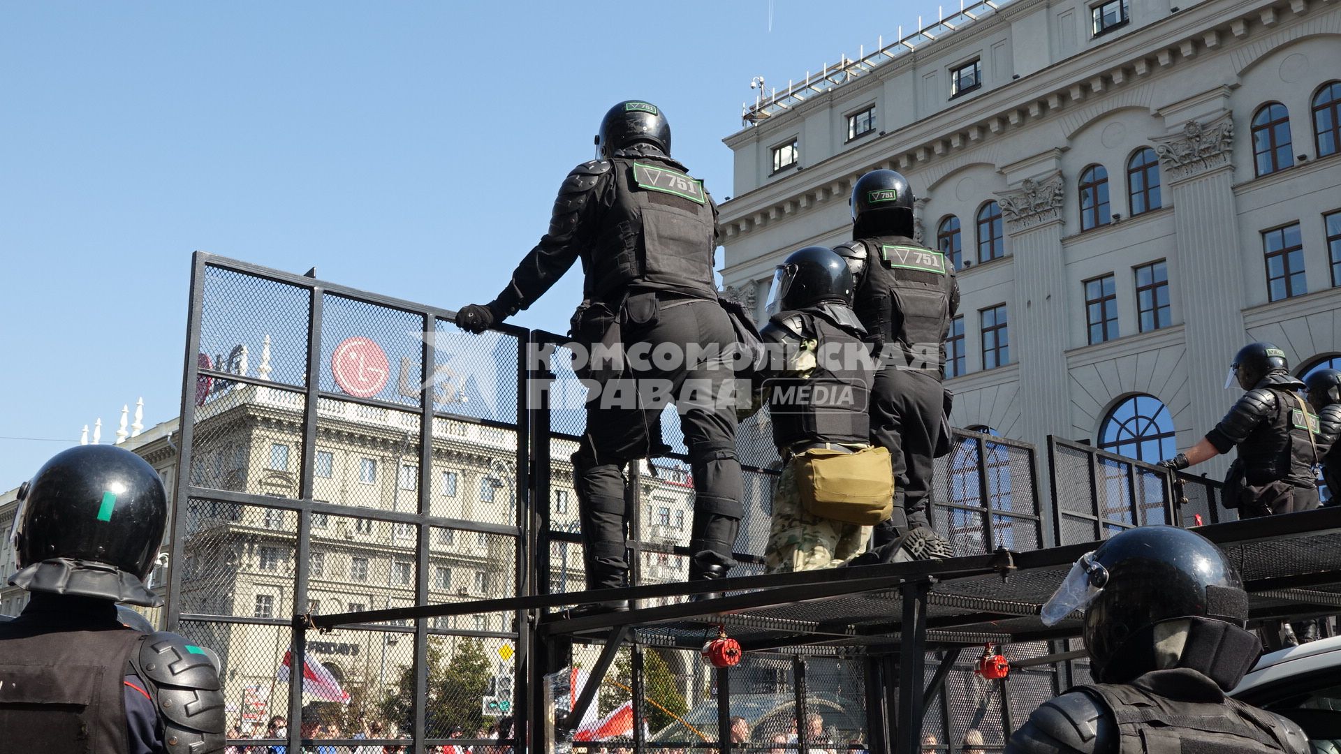 Минск. Сотрудники правоохранительных органов во время акции протеста. Со дня выборов президента Белоруссии 9 августа в стране прошли митинги несогласных с результатами голосования.