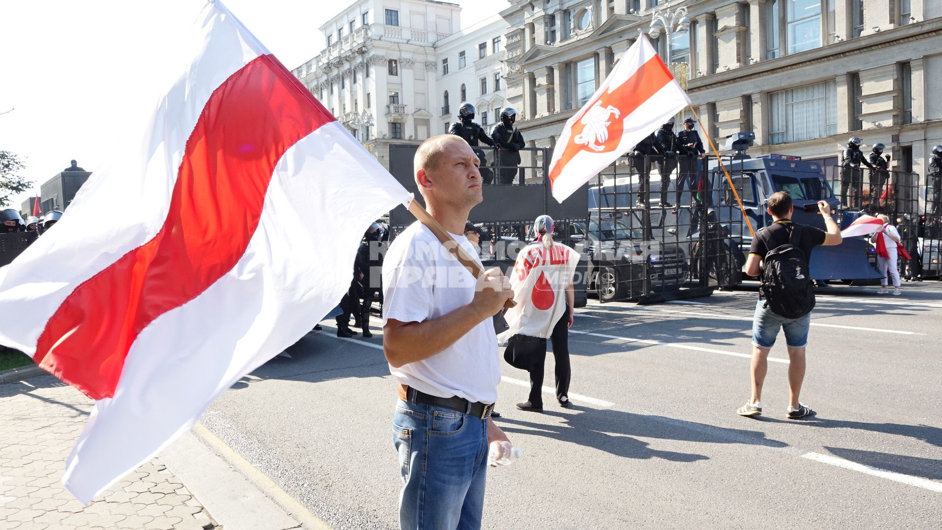 Минск. Сотрудники правоохранительных органов и сторонники оппозиции во время акции протеста. Со дня выборов президента Белоруссии 9 августа в стране прошли митинги несогласных с результатами голосования.