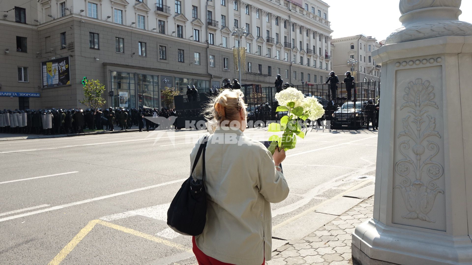 Минск. Сторонница оппозиции держит цветы во время акции протеста. Со дня выборов президента Белоруссии 9 августа в стране прошли митинги несогласных с результатами голосования.