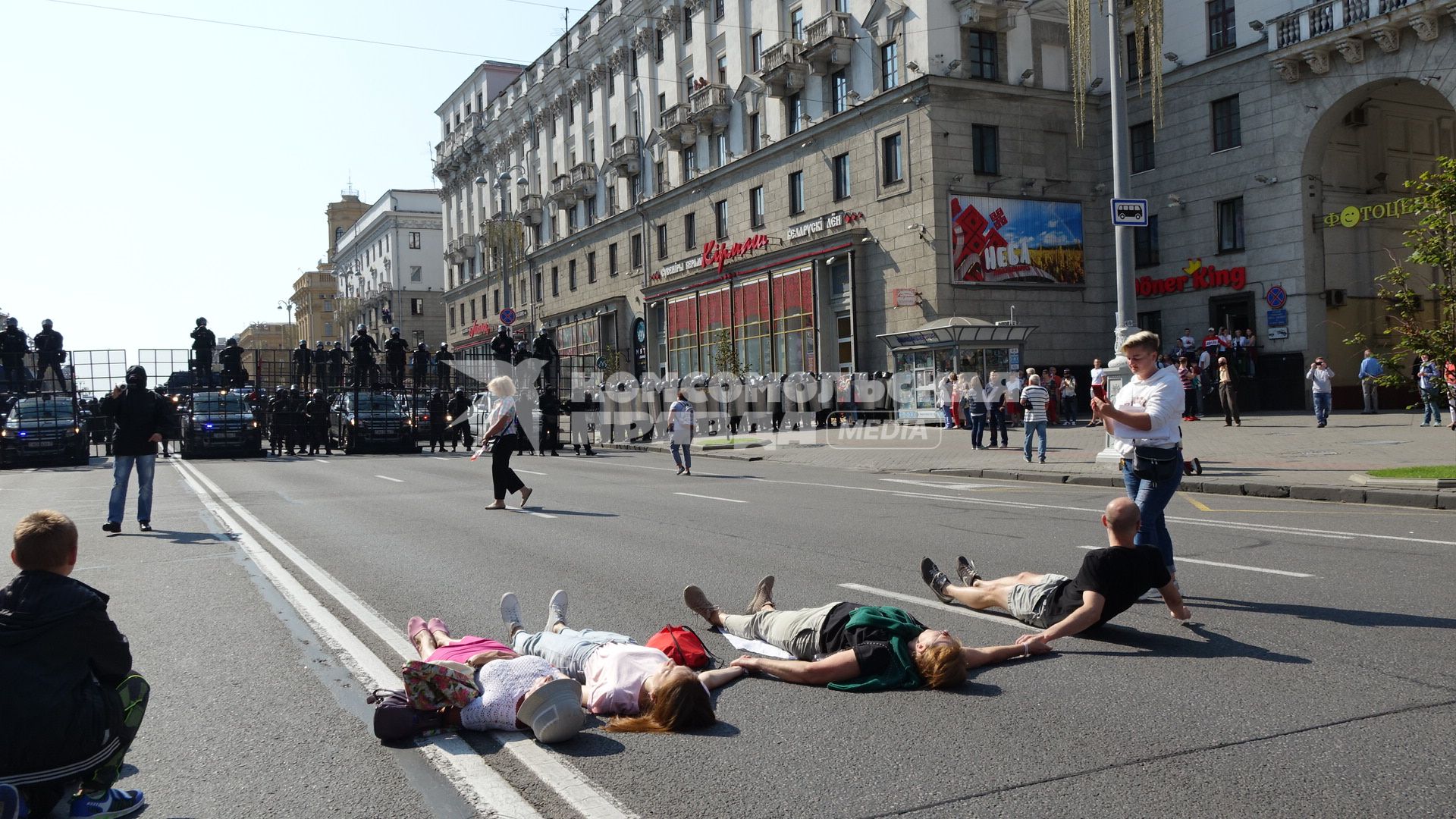 Минск. Сторонники оппозиции лежат на дороге во время акции протеста. Со дня выборов президента Белоруссии 9 августа в стране прошли митинги несогласных с результатами голосования.