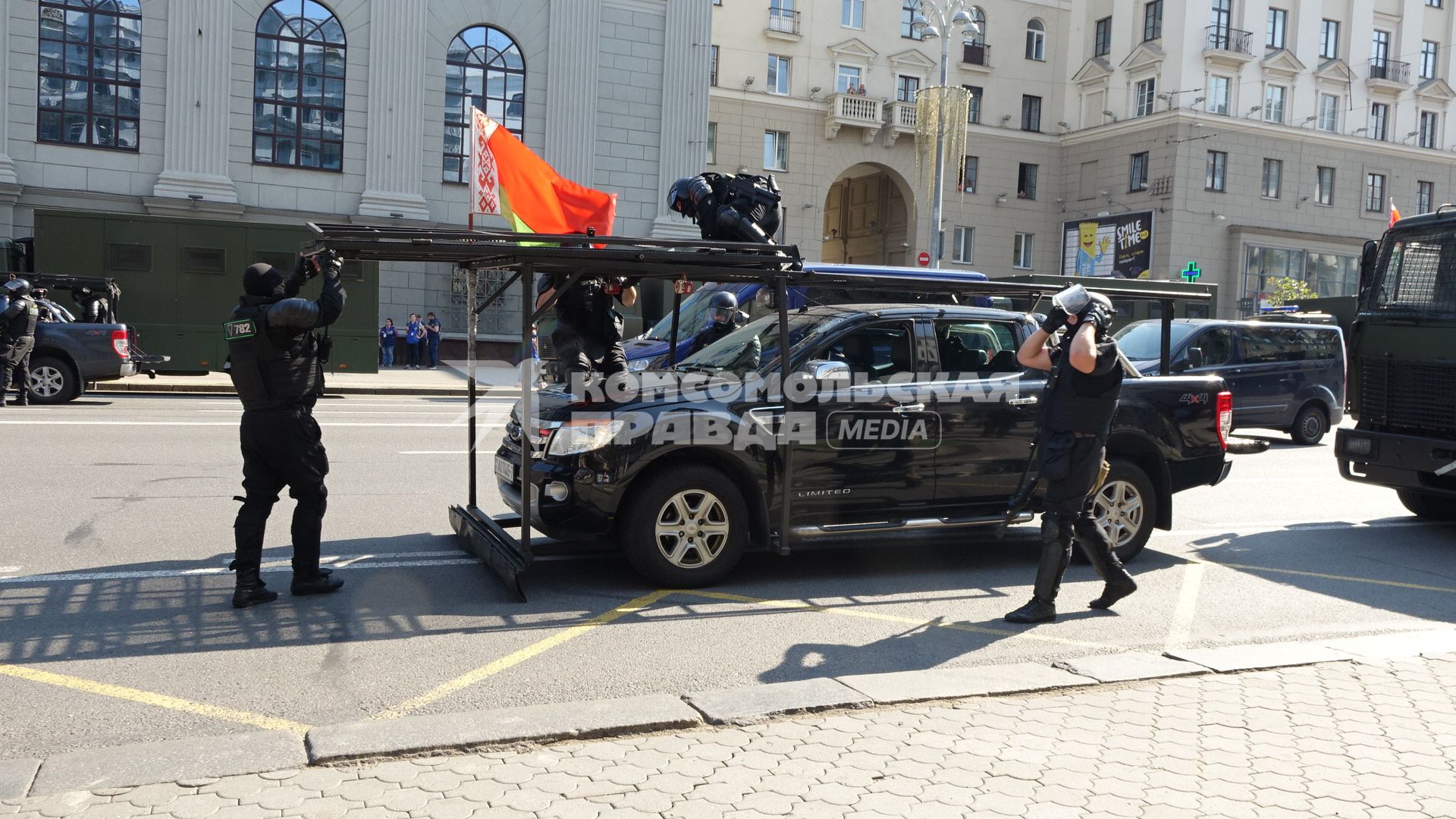 Минск. Сотрудники правоохранительных органов во время акции протеста. Со дня выборов президента Белоруссии 9 августа в стране прошли митинги несогласных с результатами голосования.