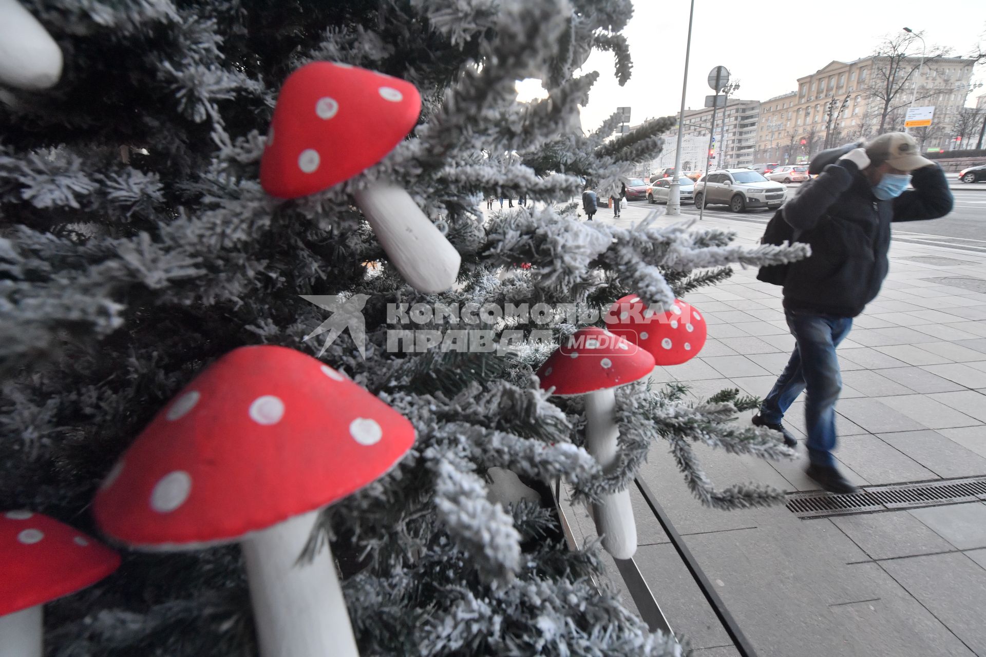 Москва.  Новогодняя елка, украшенная игрушками в виде мухоморов на Пушкинской площади.