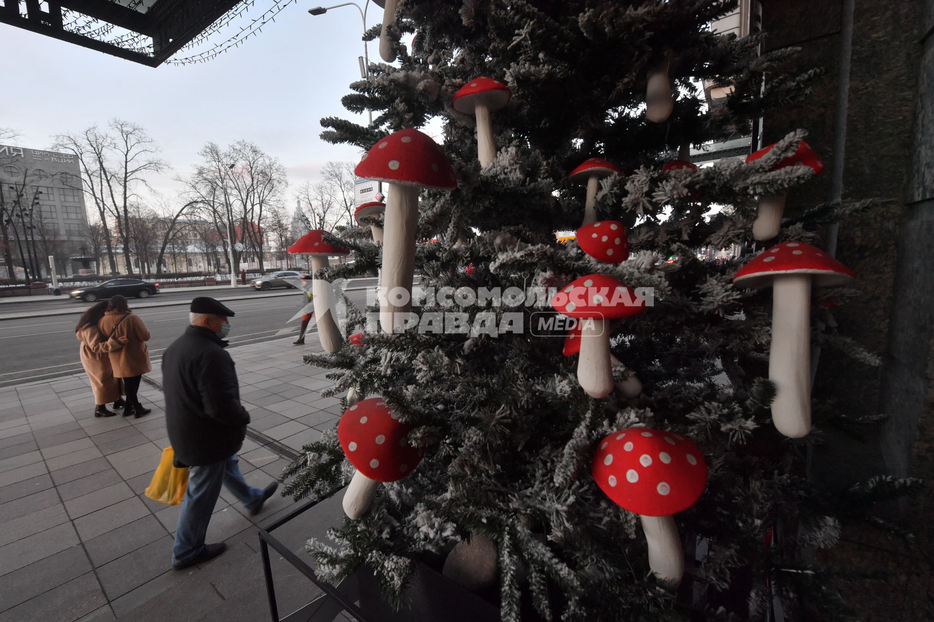 Москва.  Новогодняя елка, украшенная игрушками в виде мухоморов на Пушкинской площади.