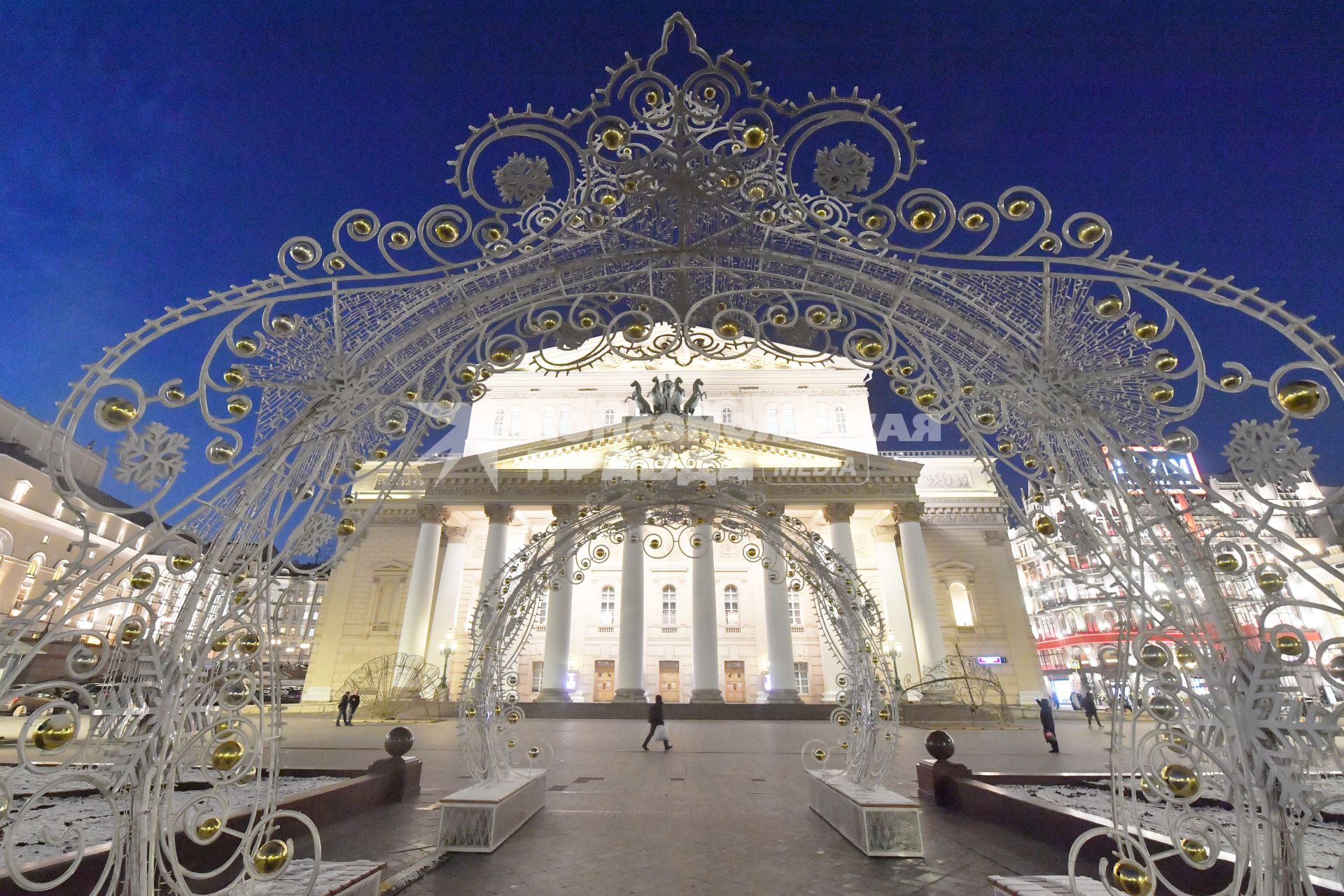 Москва.  Новогоднее украшение Театральной площади.