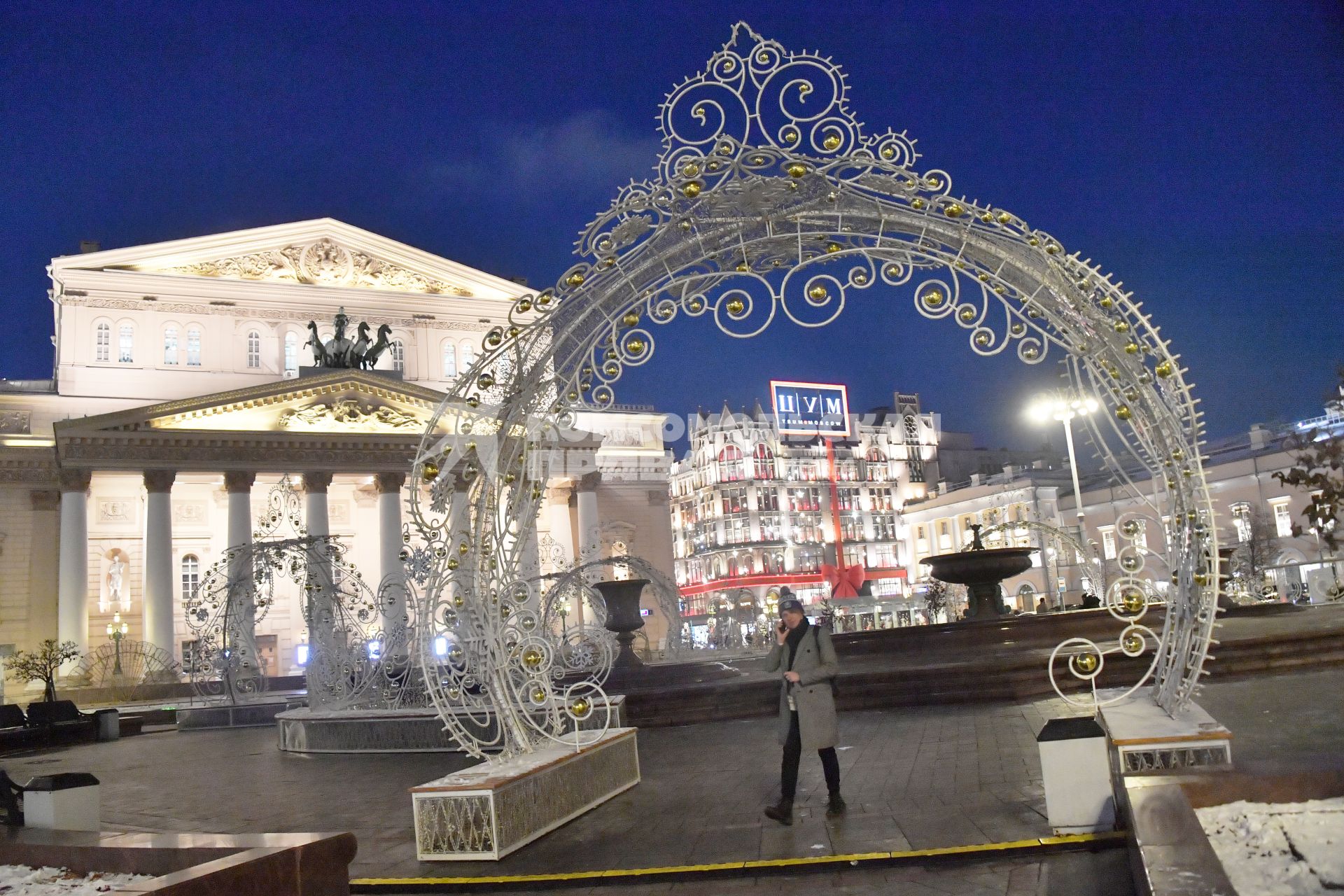 Москва.  Новогоднее украшение Театральной площади.