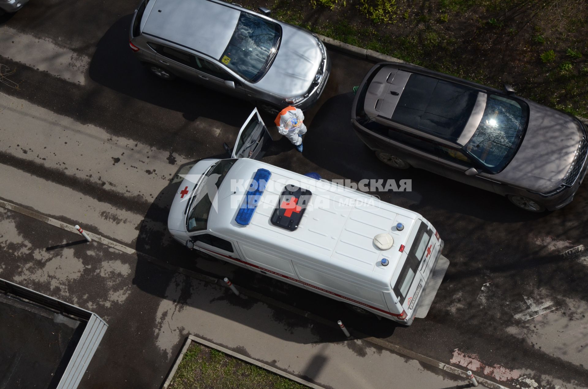 Москва. Автомобиль скорой помощи у подъезда жилого дома.