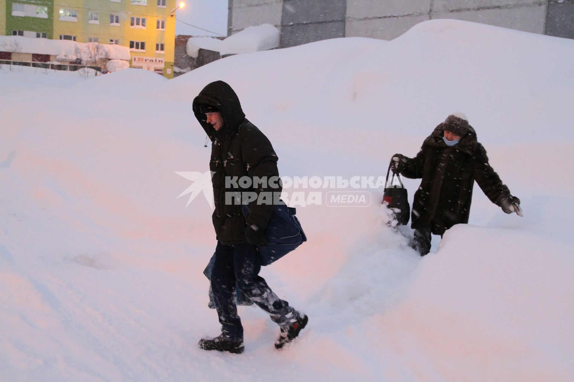 Норильск. После снегопада на одной из улиц города.