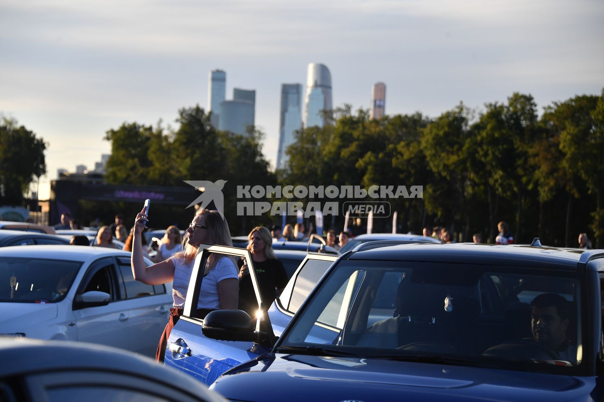 Москва. Зрители во время концерта `Звезды Русского Радио` в рамках проекта Live & Drive, в СК `Лужники`.