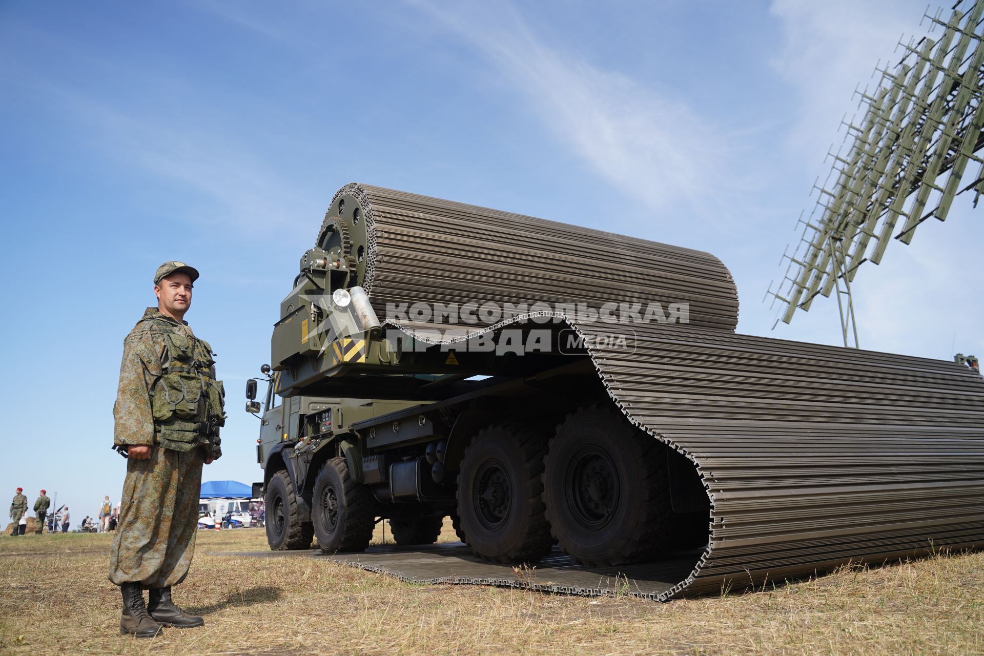 Самарская область. Многоцелевой механизированный комплект оперативного развертывания временных дорог (КРВД) на международном военно-техническом форуме `Армия-2020` на полигоне в Рощинском.