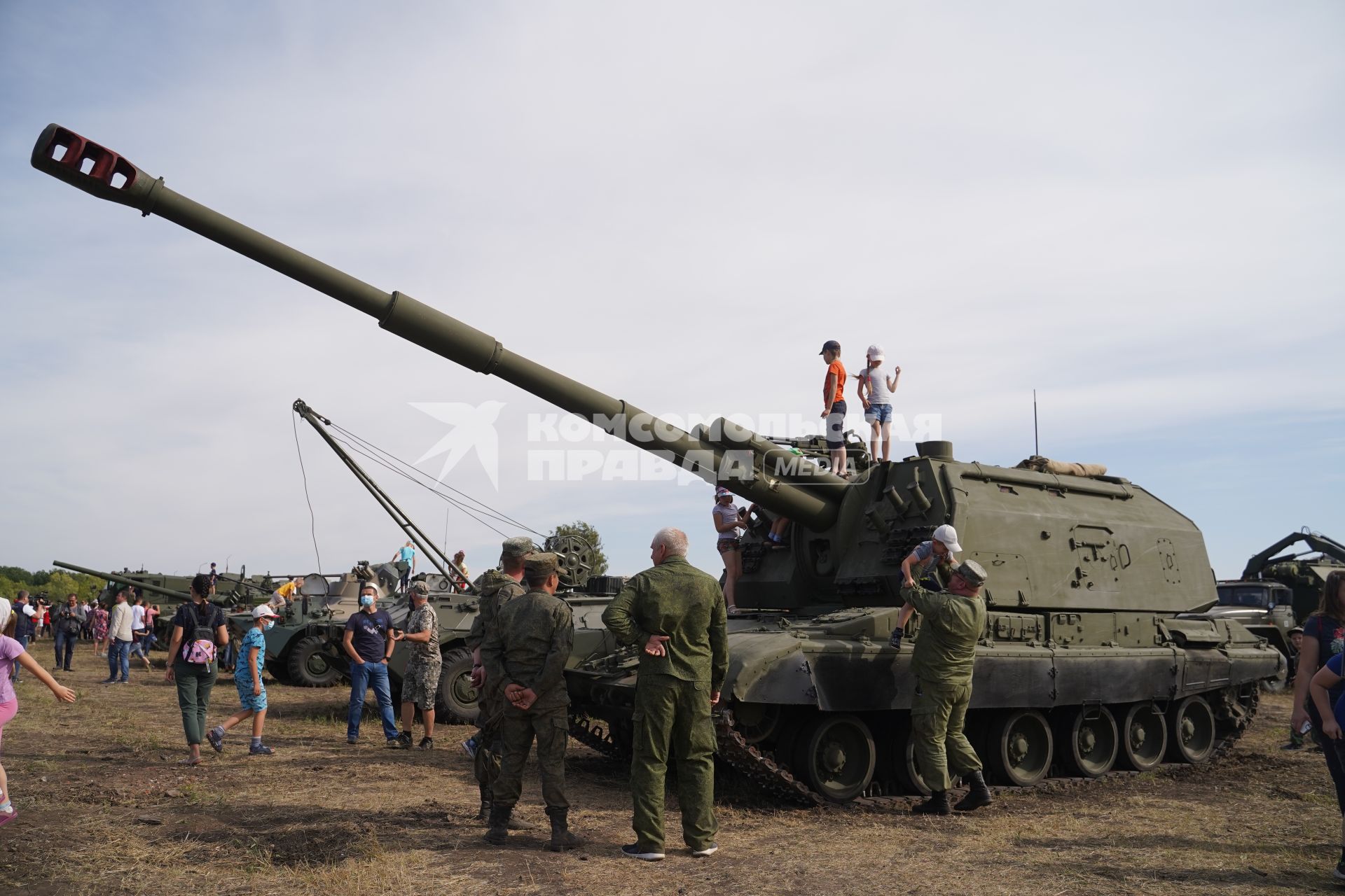 Самарская область. Гаубица МСТА-С 2С19 на международном военно-техническом форуме `Армия-2020` на полигоне в Рощинском.