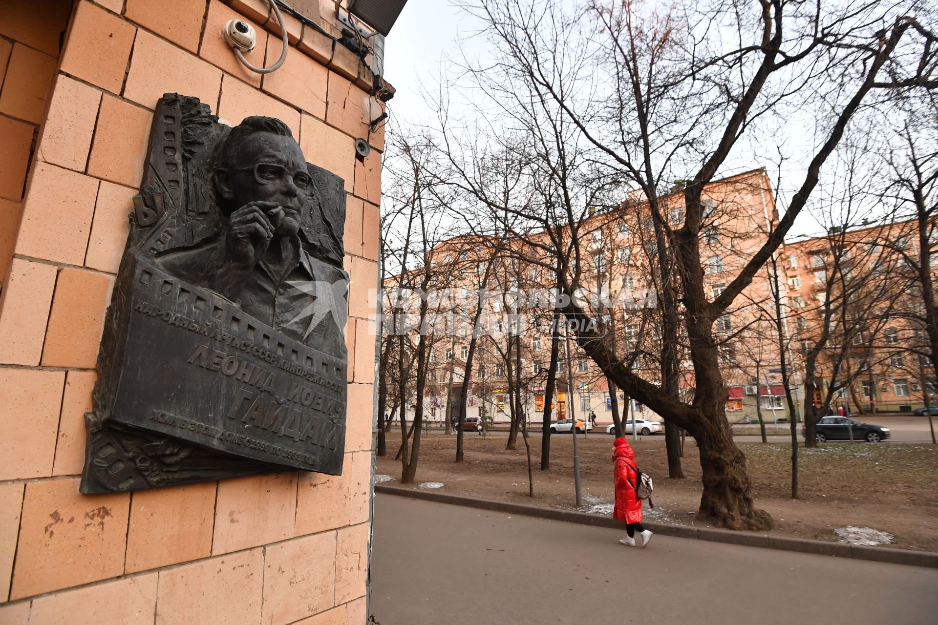 Москва. Улица Черняховского дом 5 к.1. Мемориальная доска режиссеру Леониду Гайдаю.