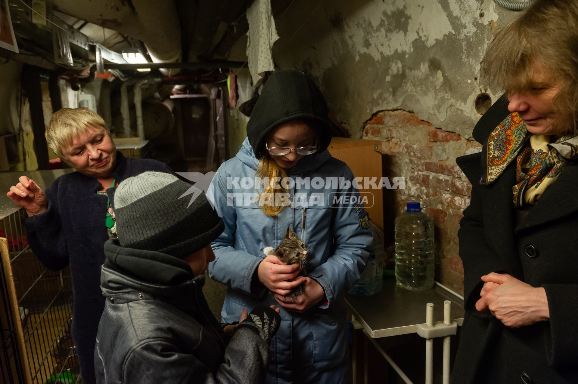 Санкт-Петербург. Дети пришли пообщаться с эрмитажными котами.