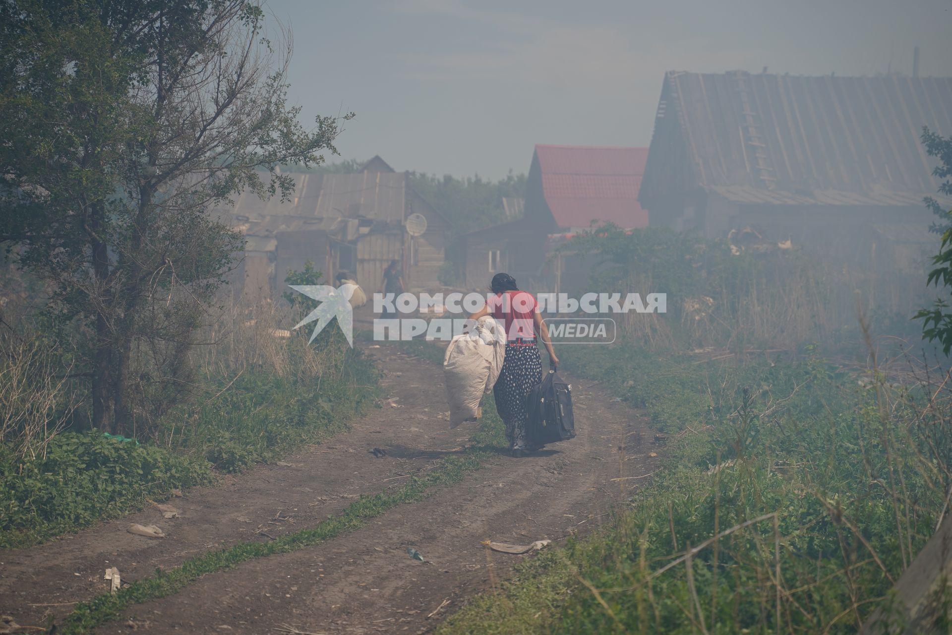 Самарская область, п. Яицкое. Цыгане после тушения  пожара в частных домах.