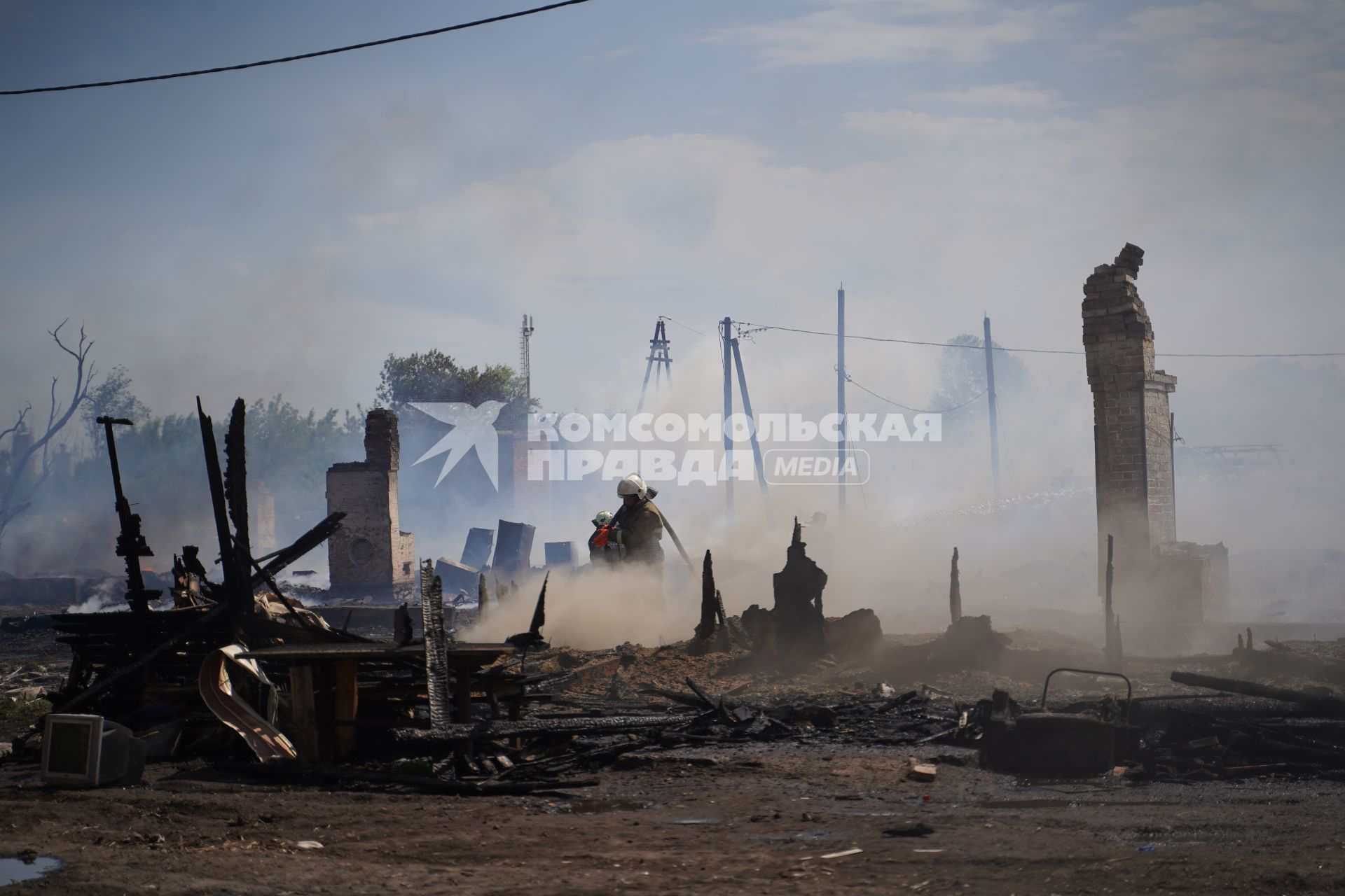 Самарская область, п. Яицкое. Сотрудники МЧС РФ во время тушения  пожара в частных домах.