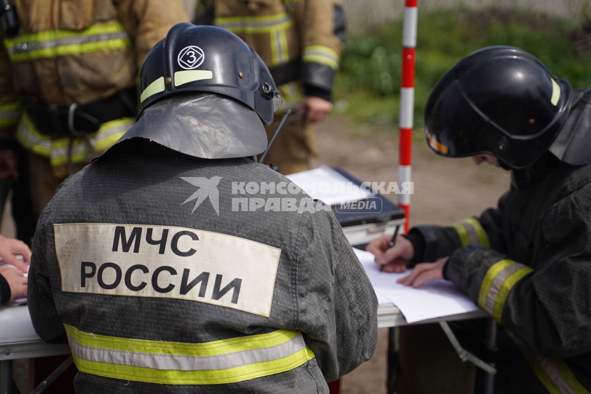 Самарская область, п. Яицкое. Сотрудник МЧС РФ во время тушения  пожара в частных домах.