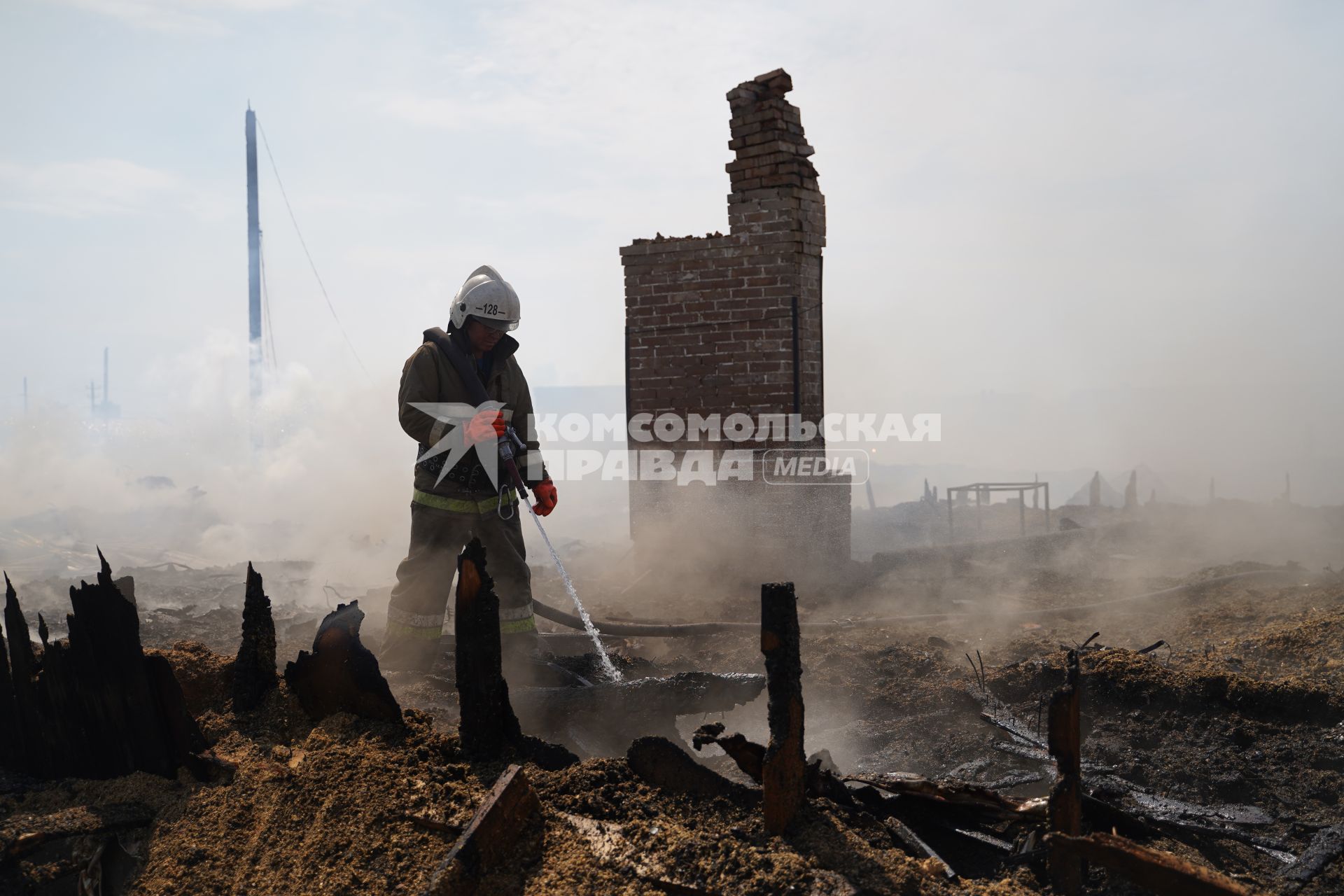 Самарская область, п. Яицкое.  Сотрудник МЧС РФ во время тушения  пожара в частных домах.