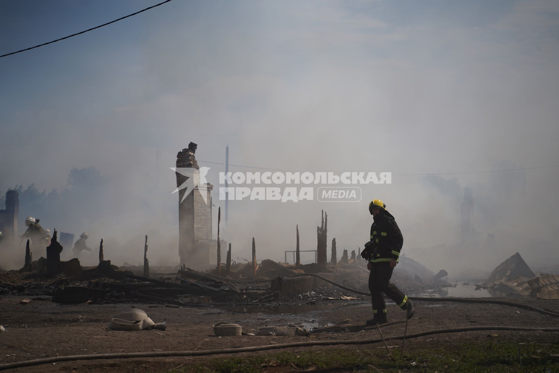 Самарская область, п. Яицкое.  Сотрудники МЧС РФ во время тушения  пожара в частных домах.