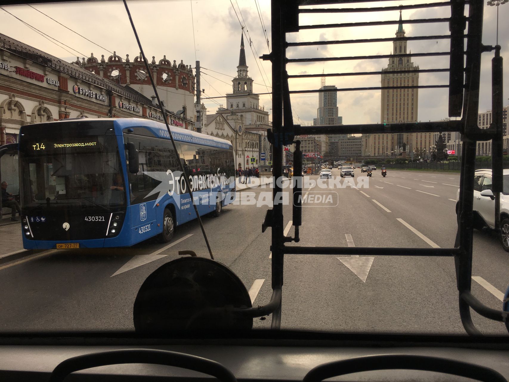 Москва. Электробус `Т14` на Комсомольской площади.