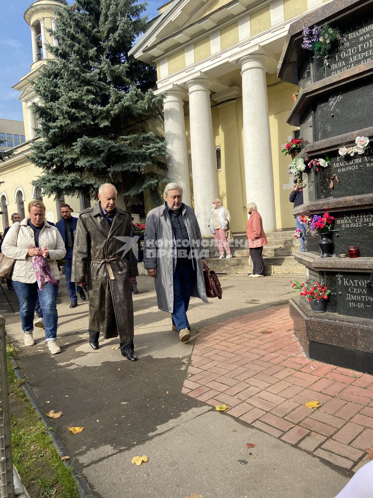 Пятницкое кладбище. Прощание с дочерью актера Владимира Конкина Софией Конкиной. 2020. На снимке: актер Владимир Конкин (в кожаном плаще)