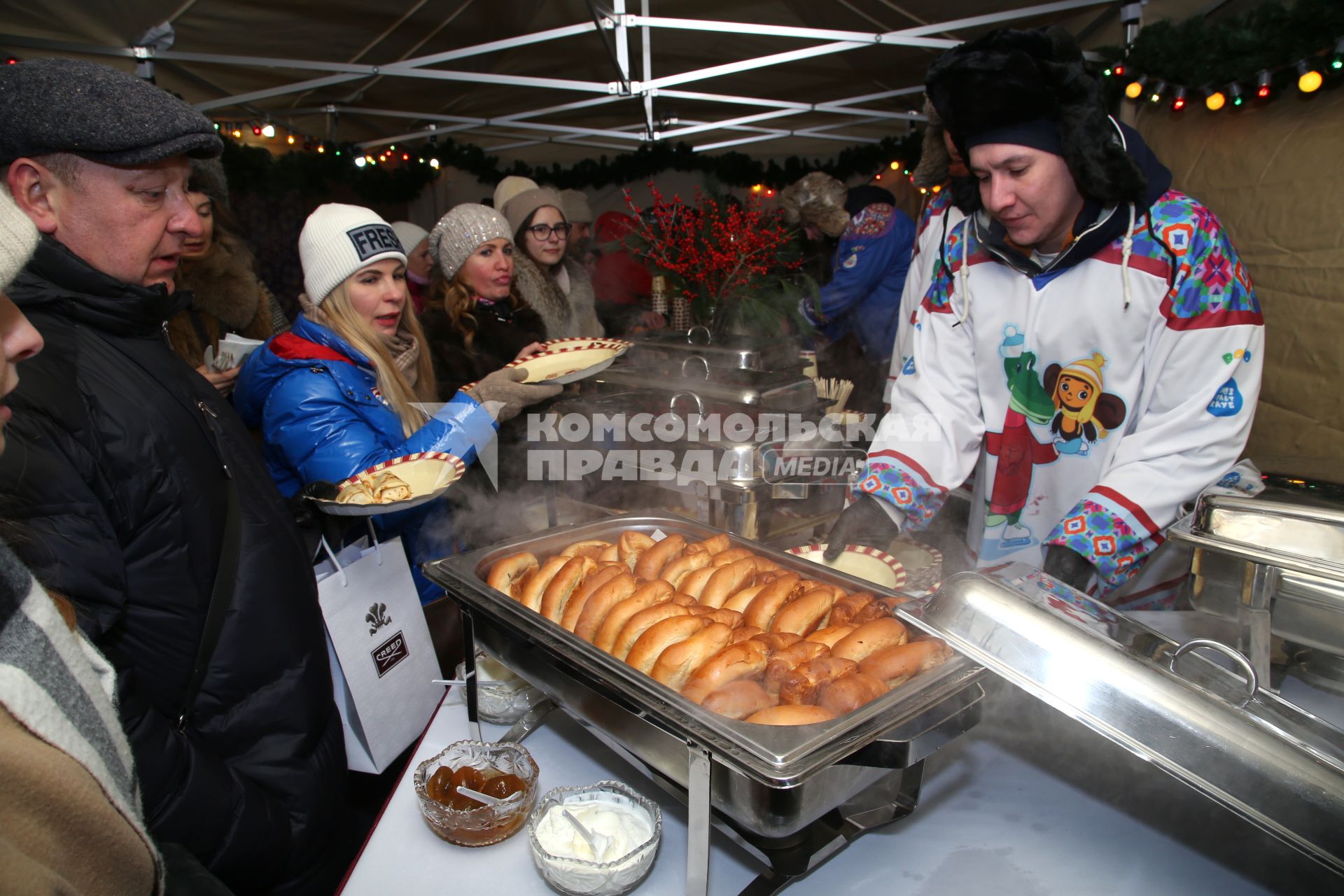 Открытие ГУМ-Катка на Красной площади. 2018. На снимке: очередь стоит за горячими пирожками