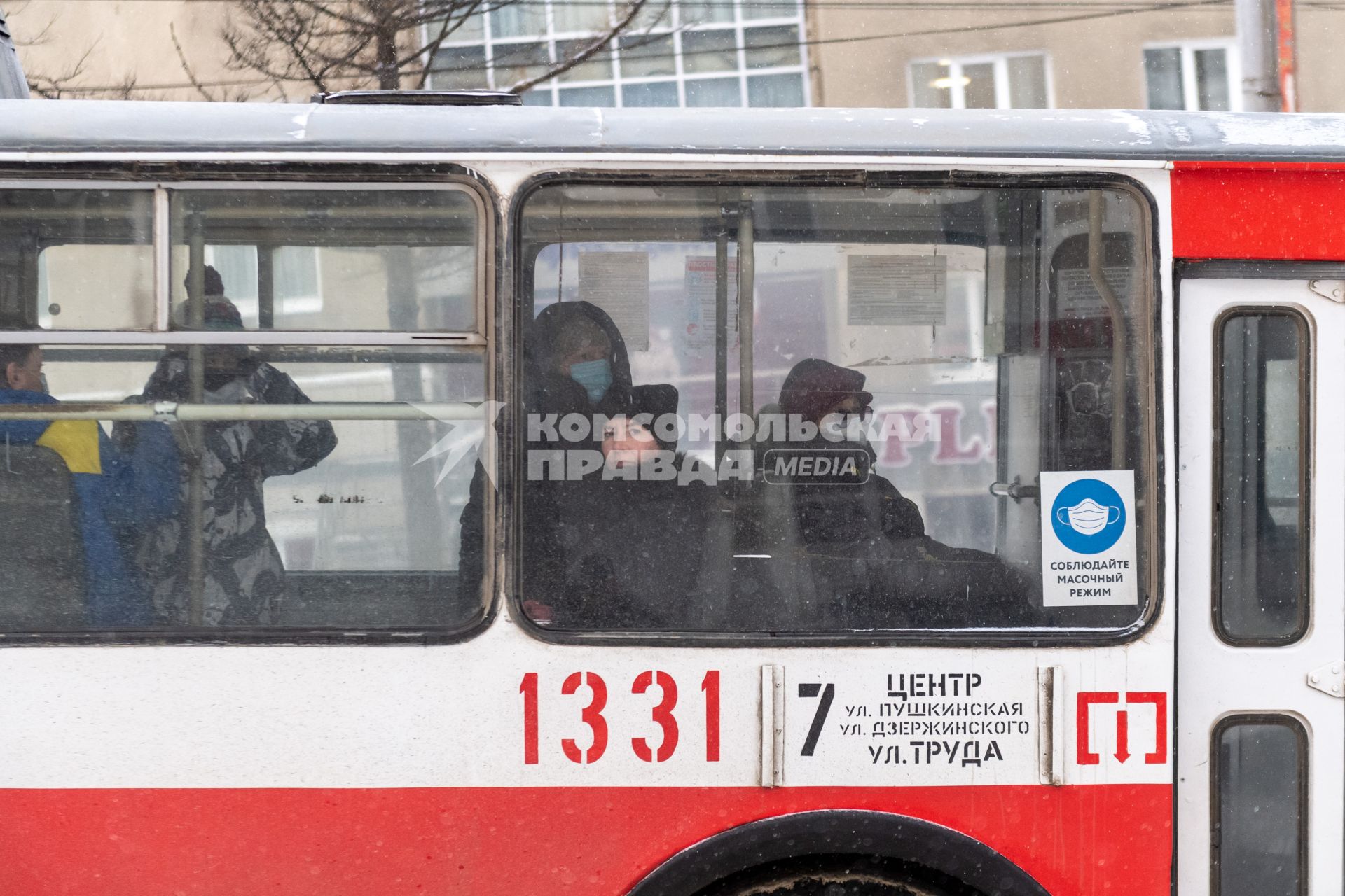 Ижевск. Пассажиры в общественном транспорте.