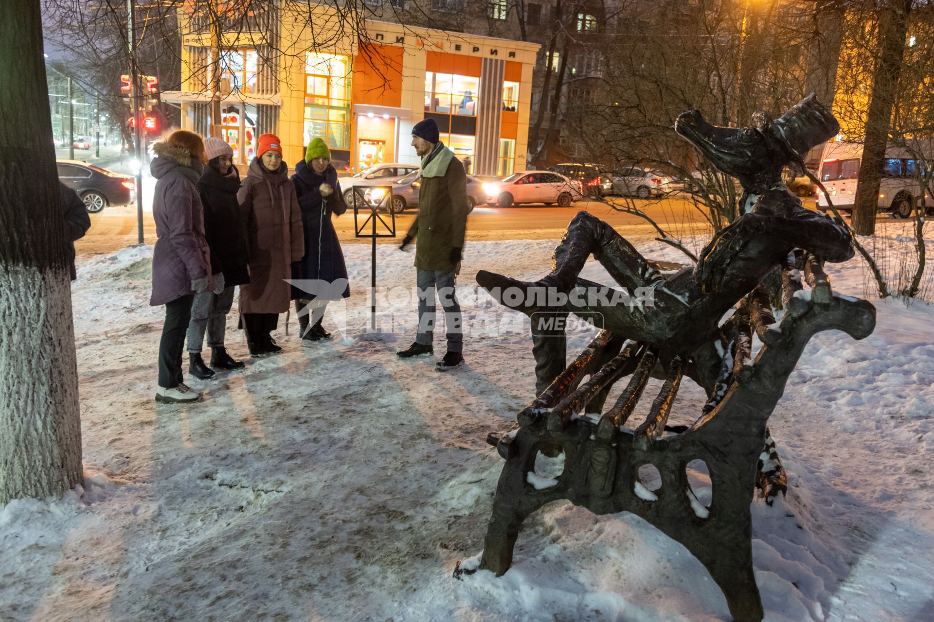 Ижевск.  Памятник крокодилу во фраке с бабочкой на улице города.