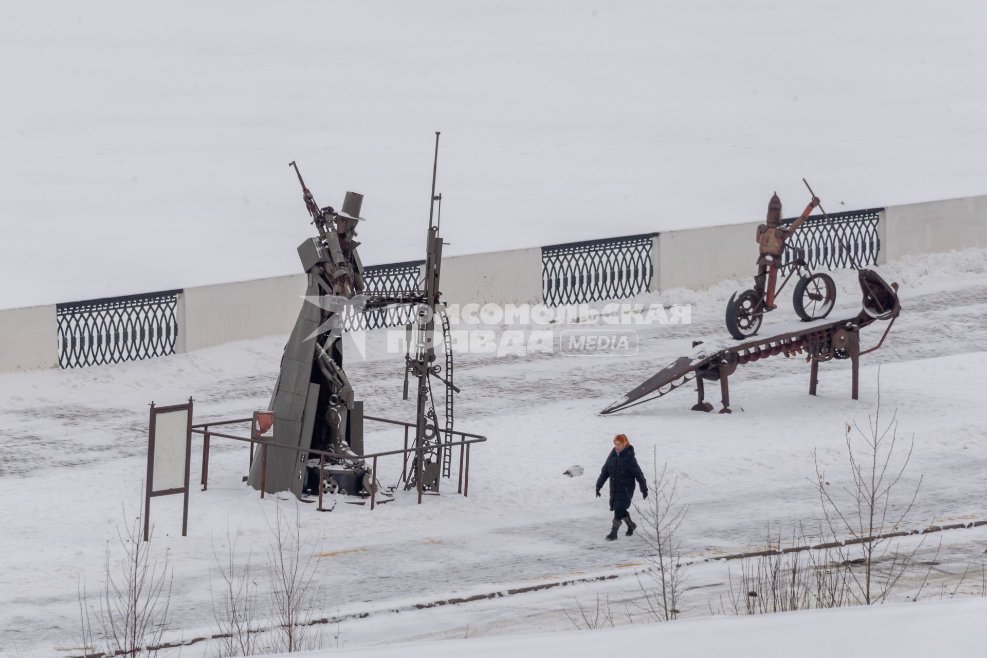 Ижевск. Скульптуры на городской  набережной.