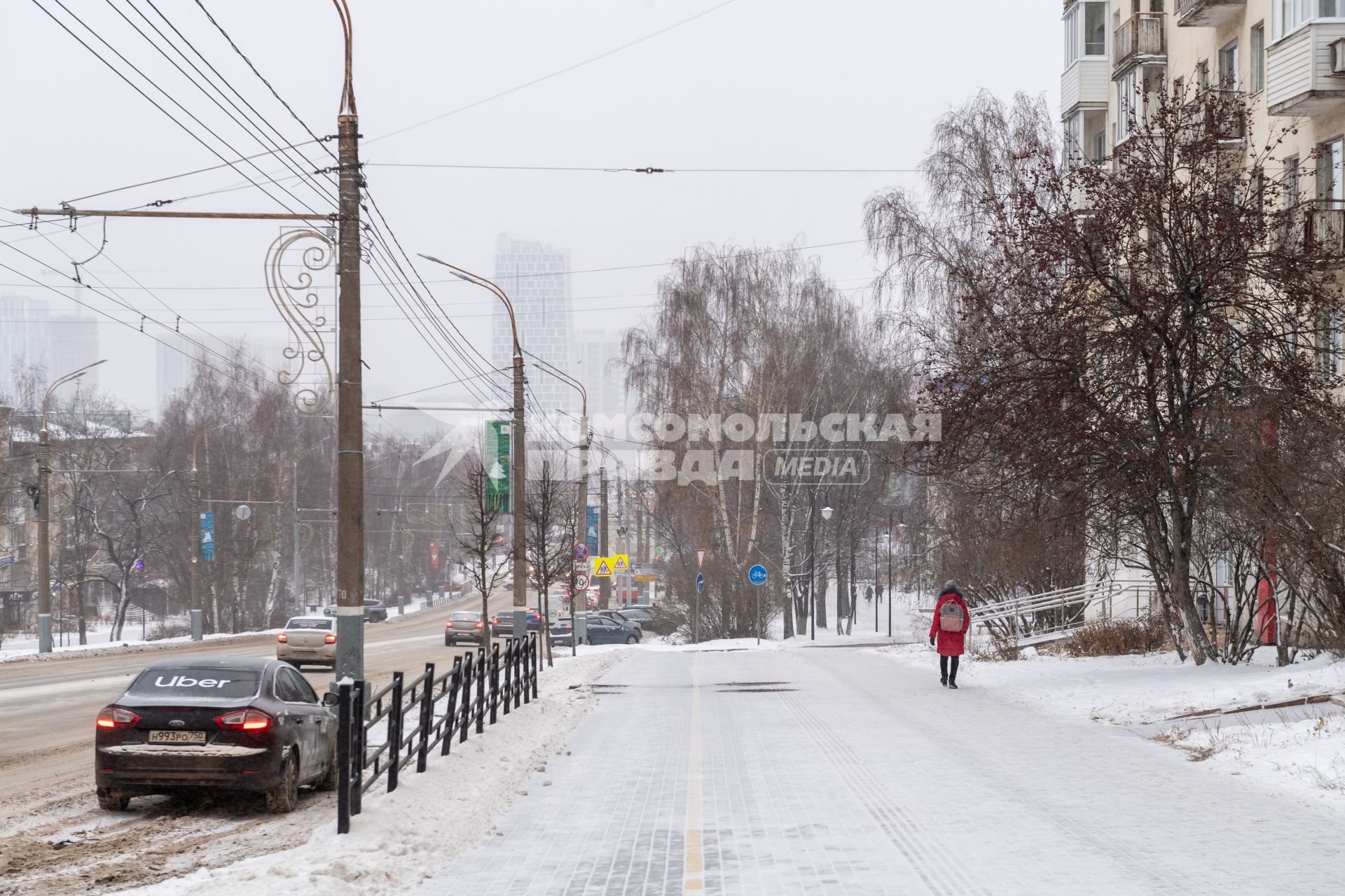 Ижевск.  Прохожие  на улице города.