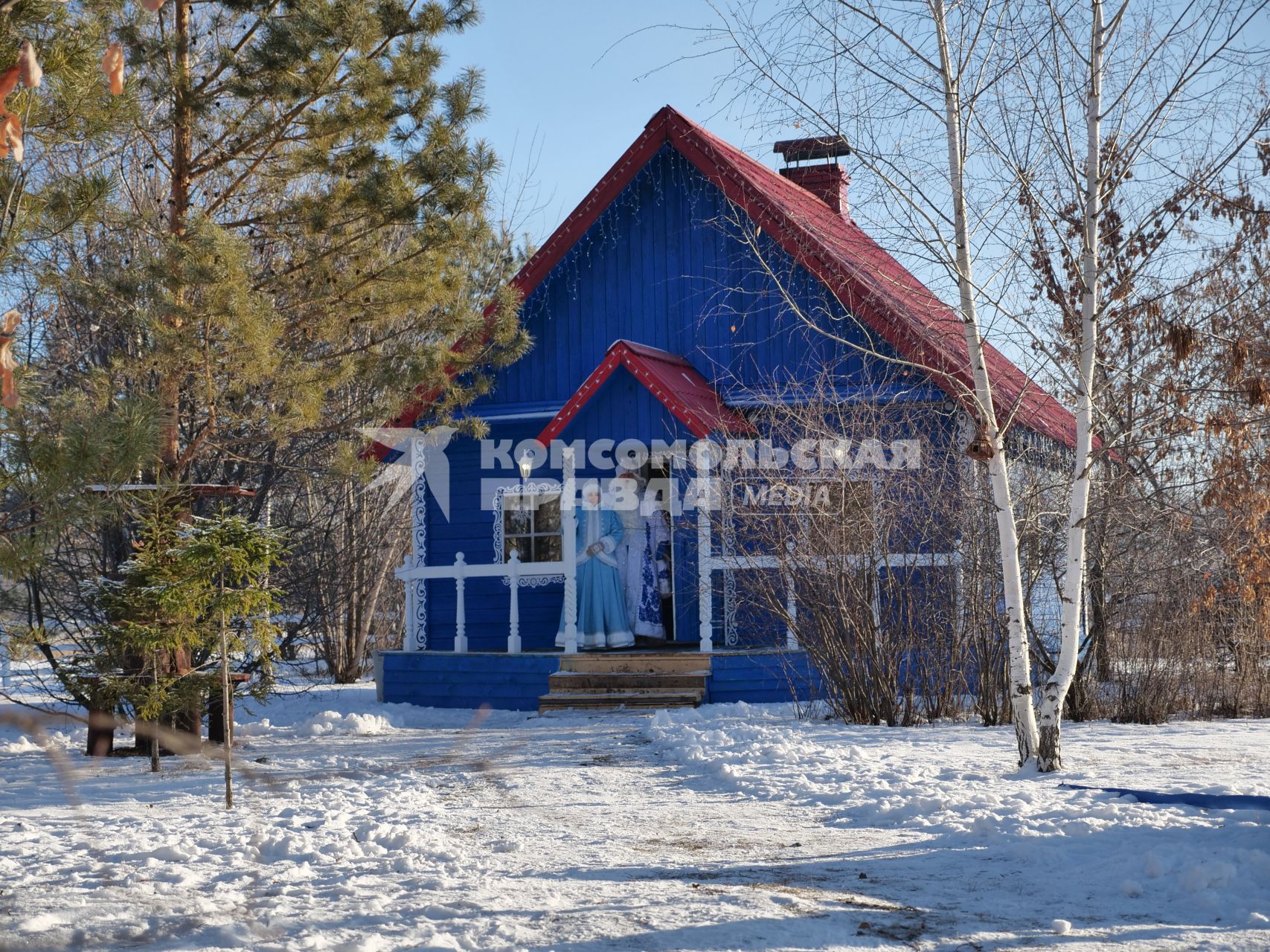 Самарская область. село Нижнее Санчелеево. Дед Мороз и Снегурочка на пороге  своей резиденции.