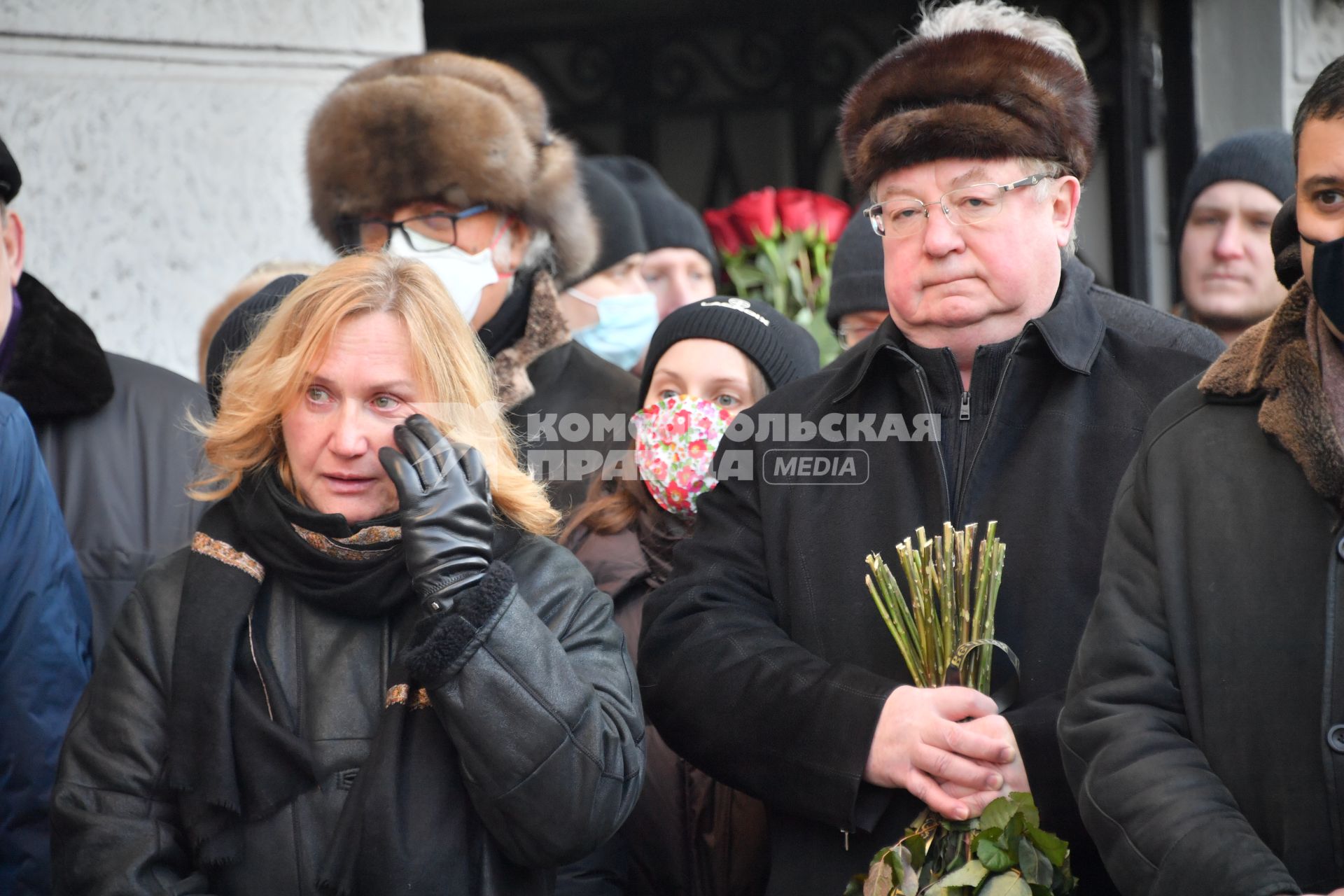 Москва. Вдова Юрия Лужкова Елена Батурина и председатель общественного совета при Минстрое РФ Сергей Степашин на церемонии открытия мемориальной доски бывшему мэру Москвы Юрию Лужкову. Доска установлена на доме, где жил Юрий Лужков, расположенном по адресу: улица 3-я Тверская-Ямская, дом 48.