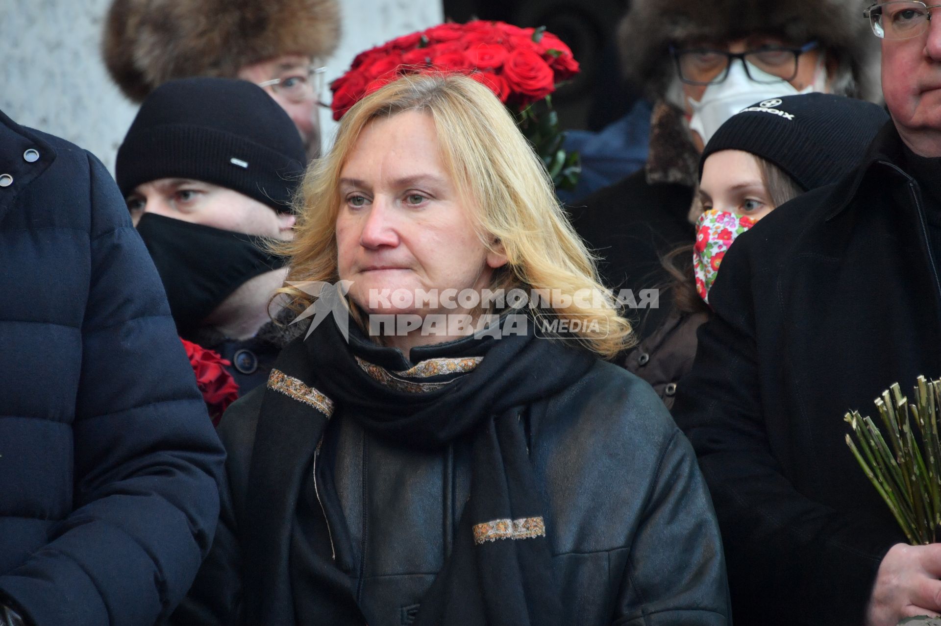 Москва. Вдова Юрия Лужкова Елена Батурина во время церемонии открытия мемориальной доски бывшему мэру Москвы. Доска установлена на доме, где жил Юрий Лужков, расположенном по адресу: улица 3-я Тверская-Ямская, дом 48.