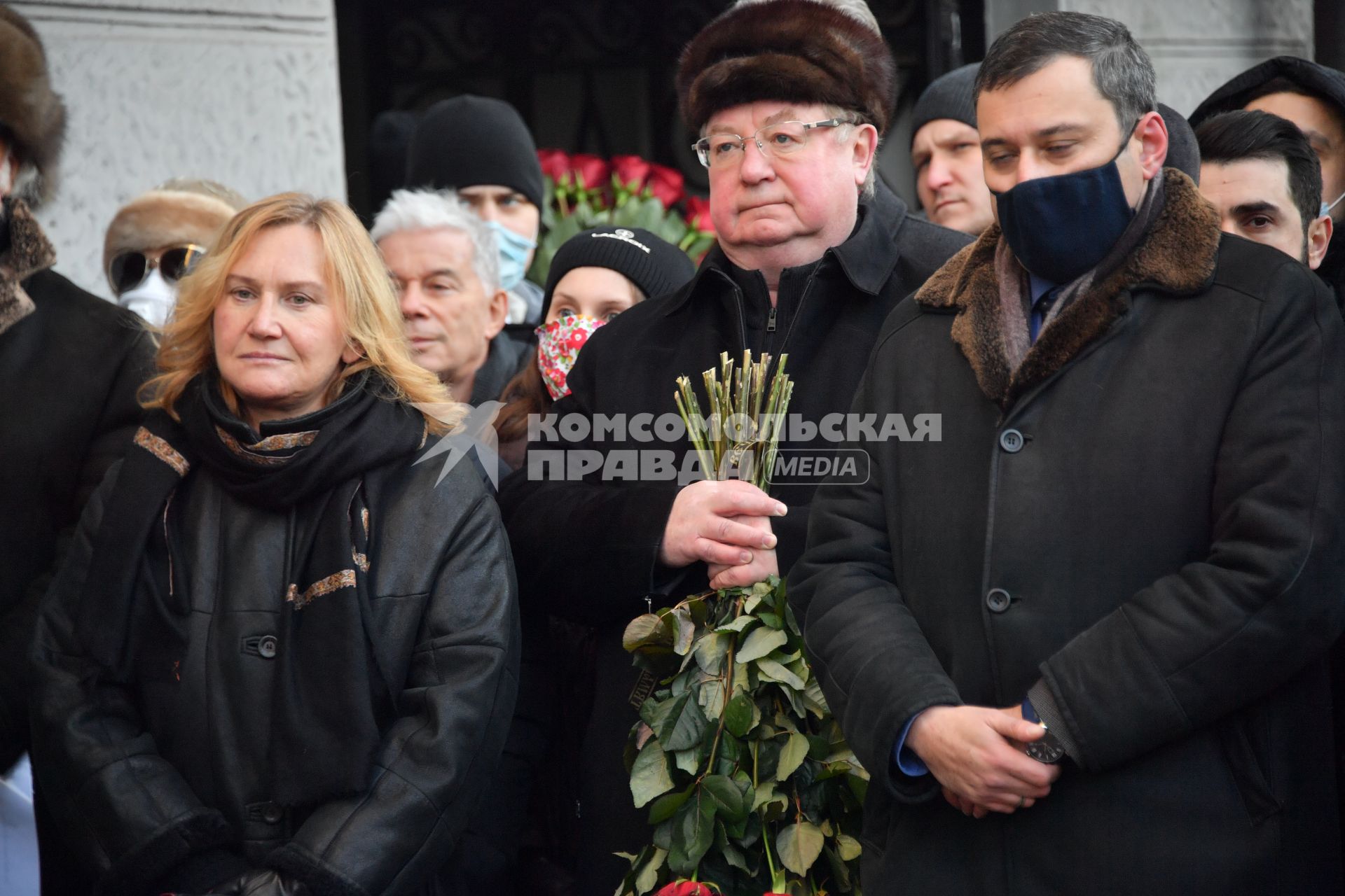 Москва. Вдова Юрия Лужкова Елена Батурина, председатель Общественного совета при Минстрое РФ Сергей Степашин и председатель комитета Госдумы по информационной политике, информационным технологиям и связи, заместитель секретаря Генсовета `Единой России` Александр Хинштейн (слева направо) на церемонии открытия мемориальной доски бывшему мэру Москвы Юрию Лужкову. Доска установлена на доме, где жил Юрий Лужков, расположенном по адресу: улица 3-я Тверская-Ямская, дом 48.