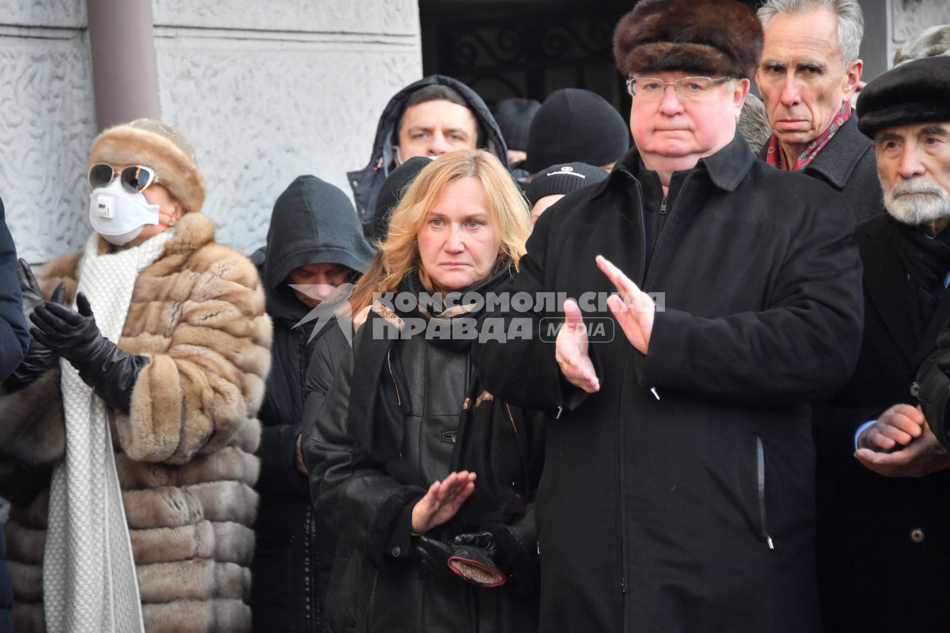 Москва. Вдова Юрия Лужкова Елена Батурина (в центре) и председатель общественного совета при Минстрое РФ Сергей Степашин (второй справа) на церемонии открытия мемориальной доски бывшему мэру Москвы Юрию Лужкову. Доска установлена на доме, где жил Юрий Лужков, расположенном по адресу: улица 3-я Тверская-Ямская, дом 48.