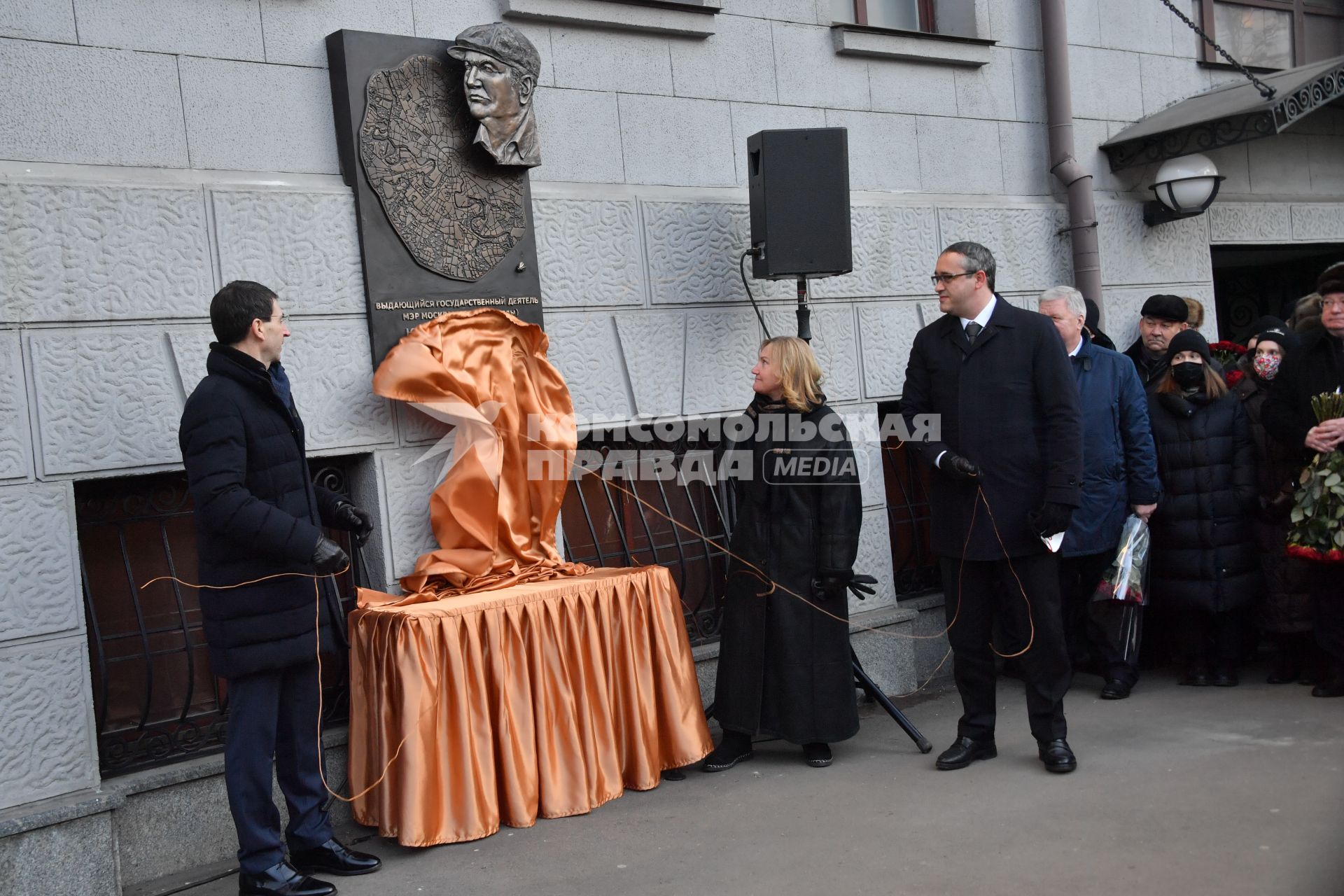 Москва. Полномочный представитель президента РФ в Центральном федеральном округе Игорь Щеголев, вдова Юрия Лужкова Елена Батурина и председатель Московской Городской Думы Алексей Шапошников (слева направо) на церемонии открытия мемориальной доски бывшему мэру Москвы Юрию Лужкову. Доска установлена на доме, где жил Юрий Лужков, расположенном по адресу: улица 3-я Тверская-Ямская, дом 48.