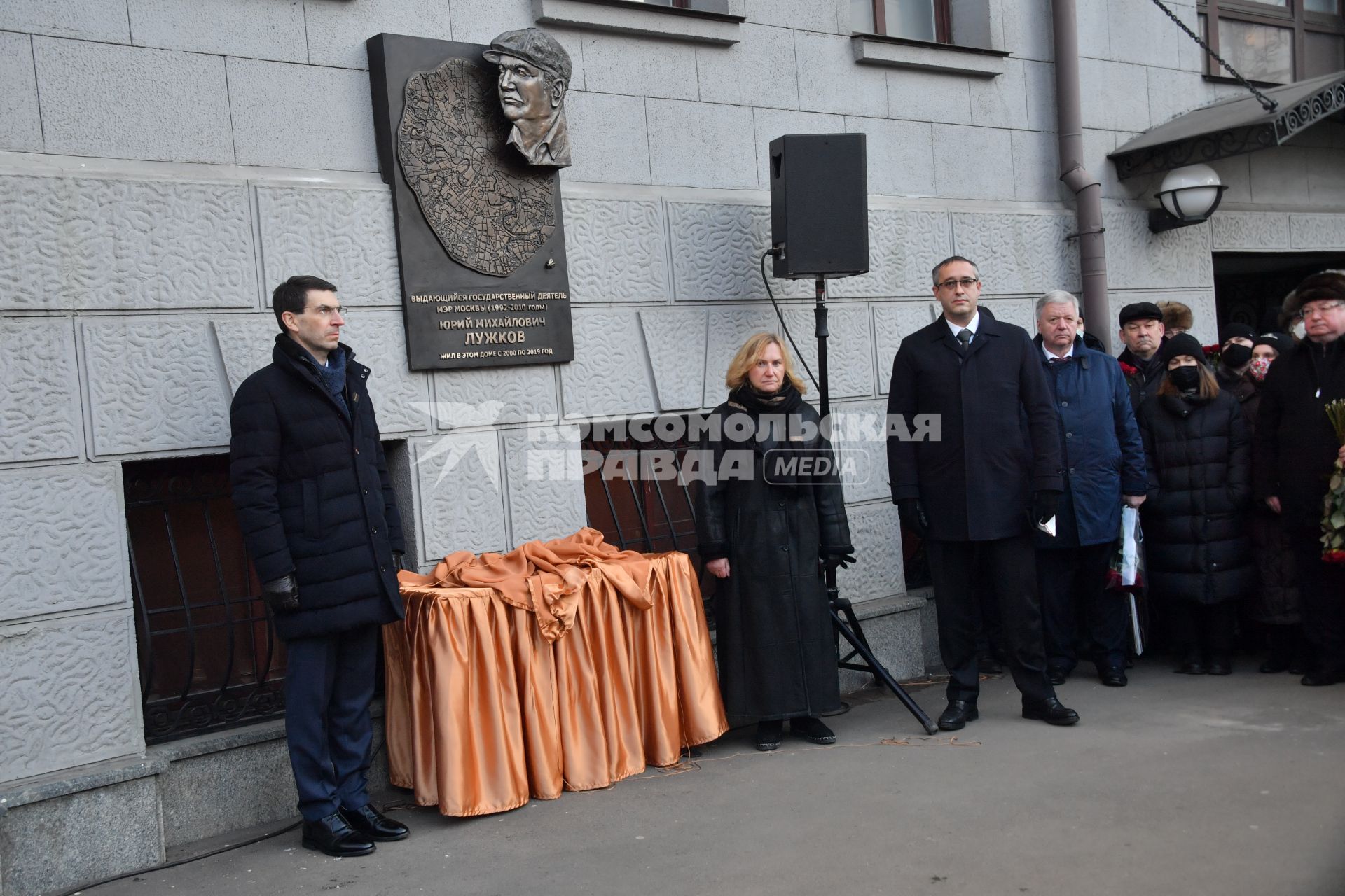 Москва. Полномочный представитель президента РФ в Центральном федеральном округе Игорь Щеголев, вдова Юрия Лужкова Елена Батурина, председатель Московской Городской Думы Алексей Шапошников и председатель Федерации независимых профсоюзов России (ФНПР) Михаил Шмаков (слева направо) на церемонии открытия мемориальной доски бывшему мэру Москвы Юрию Лужкову. Доска установлена на доме, где жил Юрий Лужков, расположенном по адресу: улица 3-я Тверская-Ямская, дом 48.