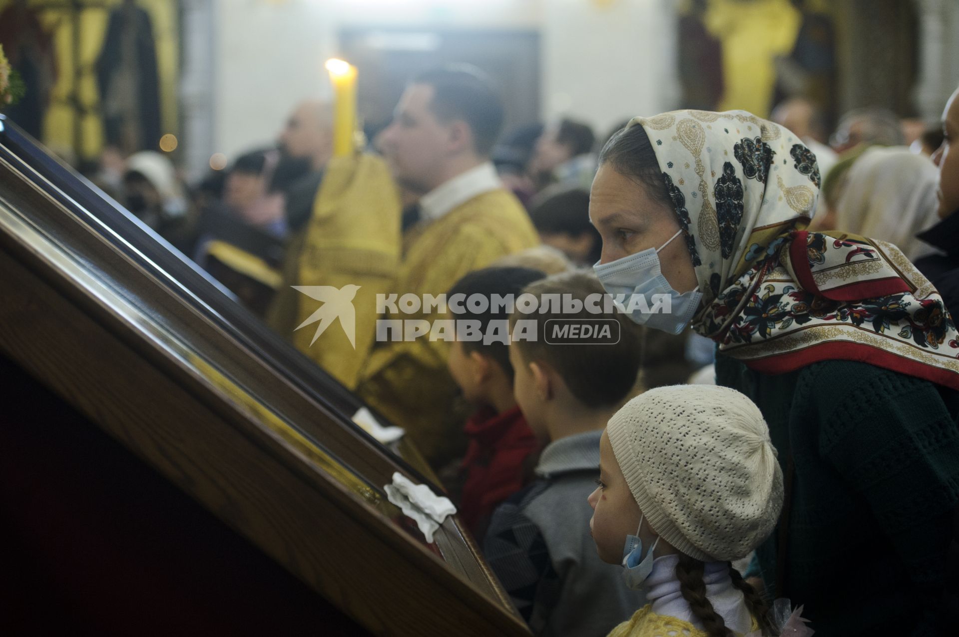 Екатеринбург. Храм на крови. Верующие, во время архиерейской божественной литургии.