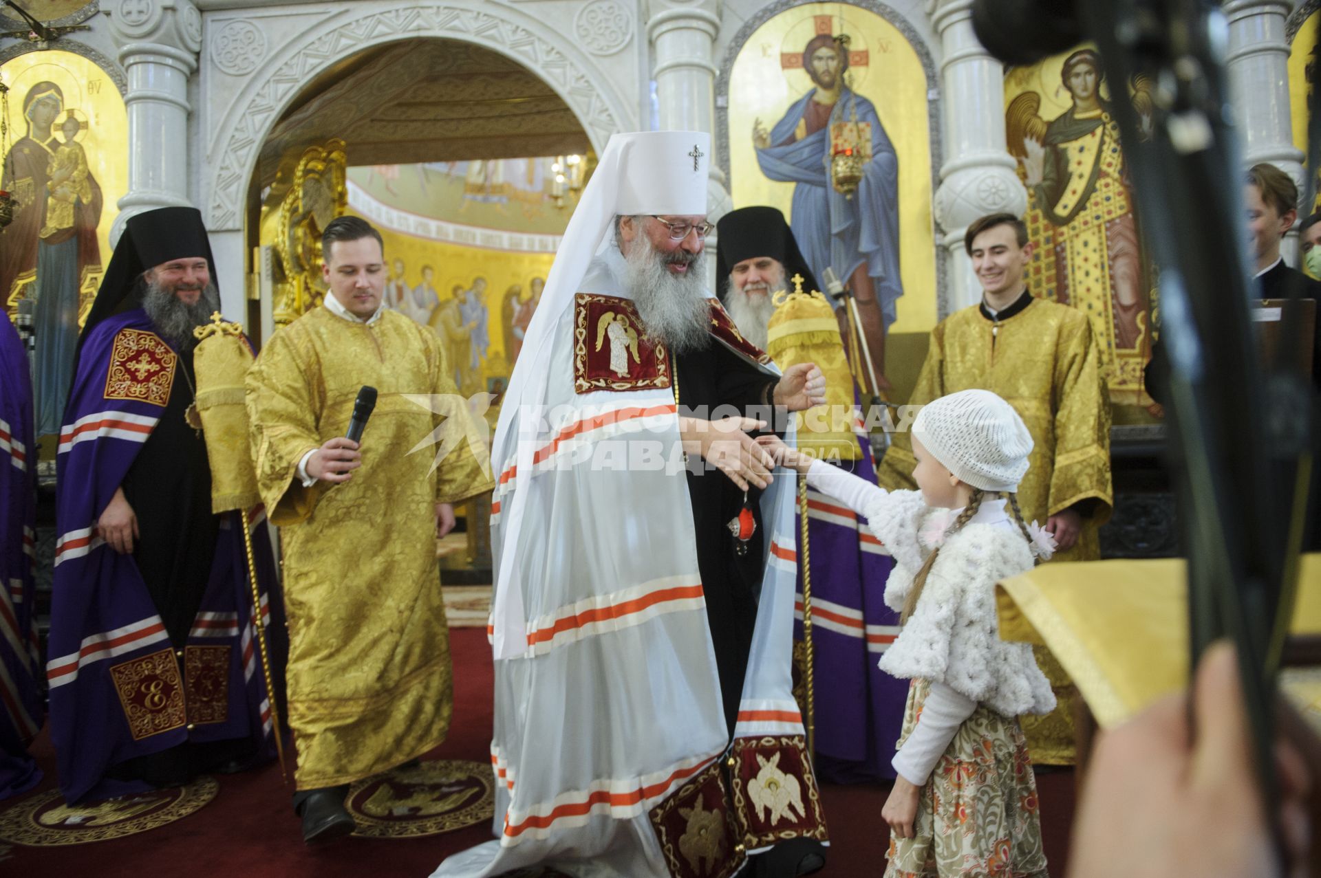 Екатеринбург. Храм на крови. Преосвященный епископ Екатеринбургский и Верхотурский Евгений (Алексей Кульберг) (крайний слева) и преосвященный Казанский и Татарстанский митрополит Кирилл (Михаил Наконечный) (в центре), во время совместной архиерейской божественной литургии