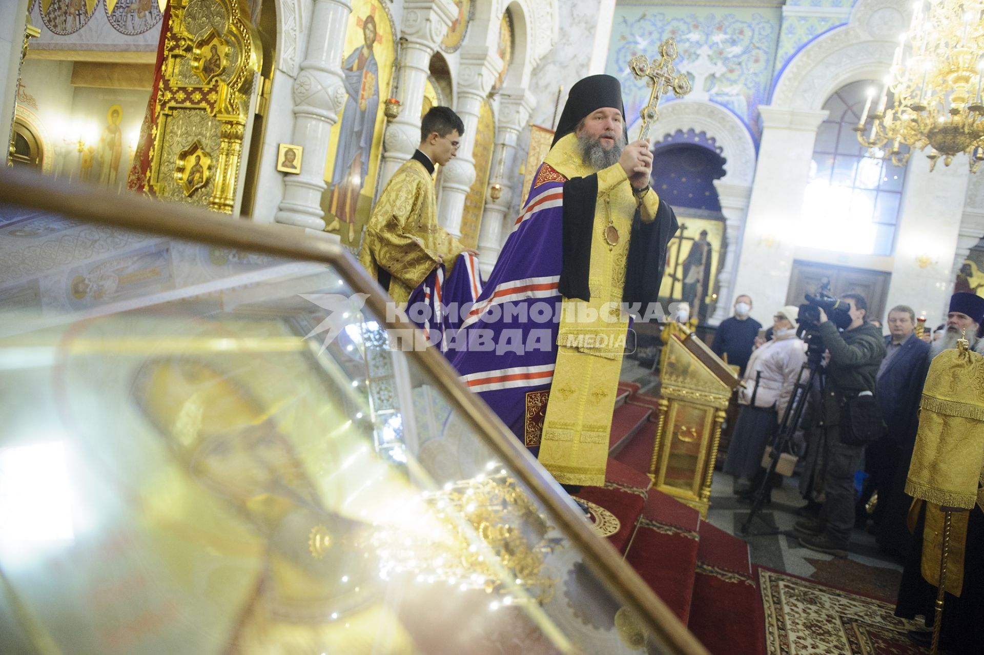 Екатеринбург. Храм на крови. Преосвященный епископ Екатеринбургский и Верхотурский Евгений (Алексей Кульберг) во время архиерейской божественной литургии