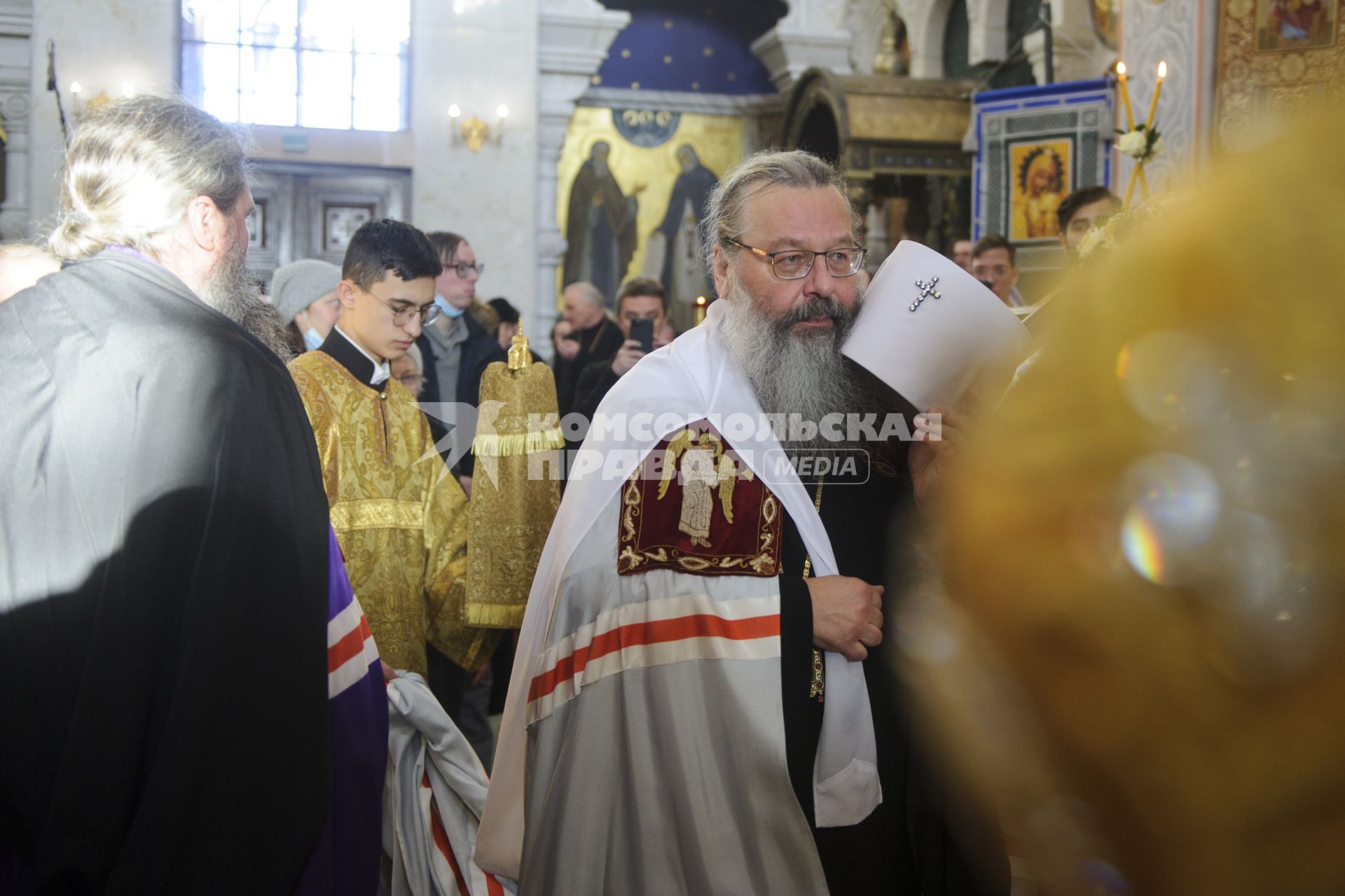 Екатеринбург. Храм на крови. Преосвященный Казанский и Татарстанский митрополит Кирилл (Михаил Наконечный) (в центре), во время архиерейской божественной литургии