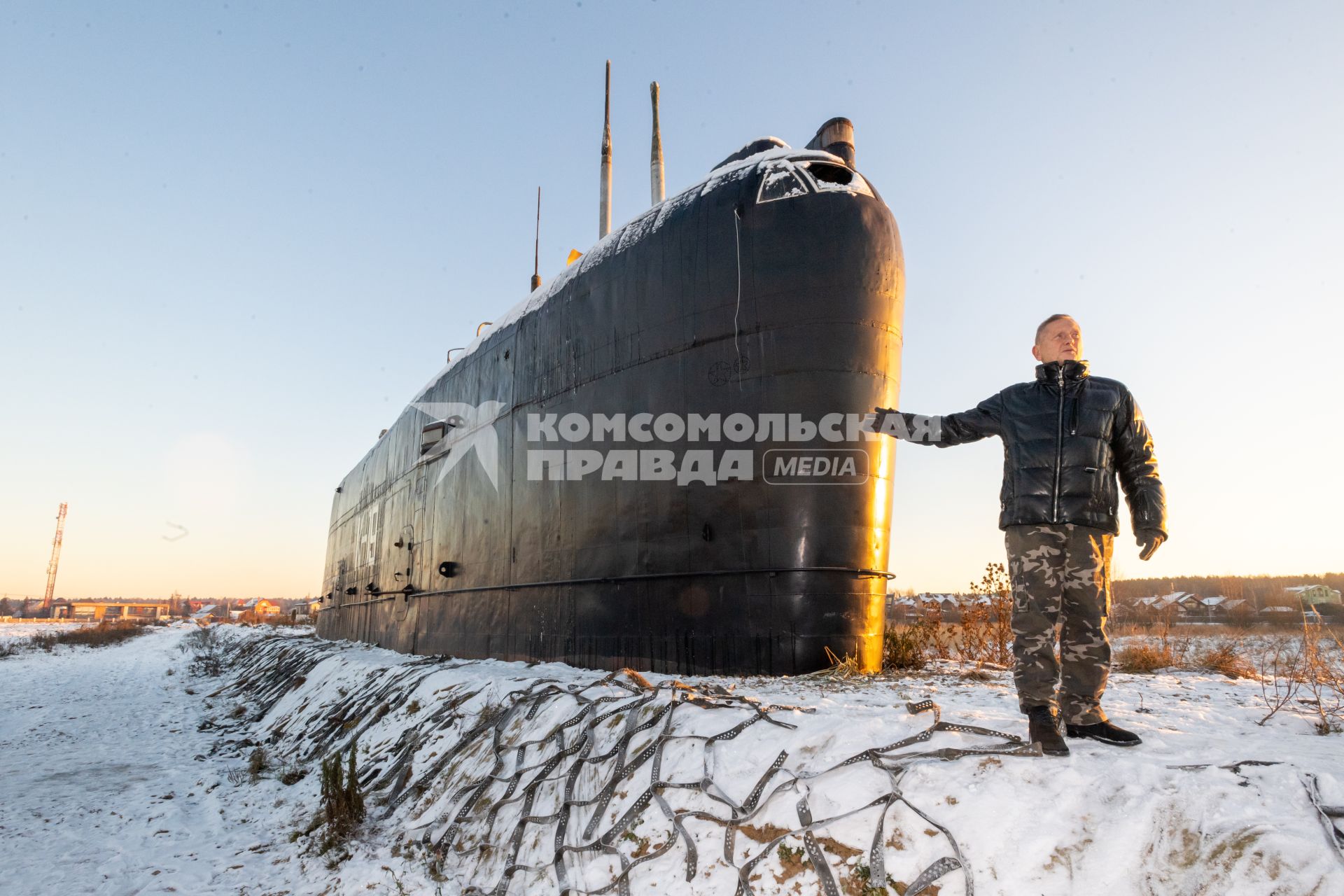 Московская область.   Владимир Романов у рубки подлодки К-19, которую он установил в Подмосковье.