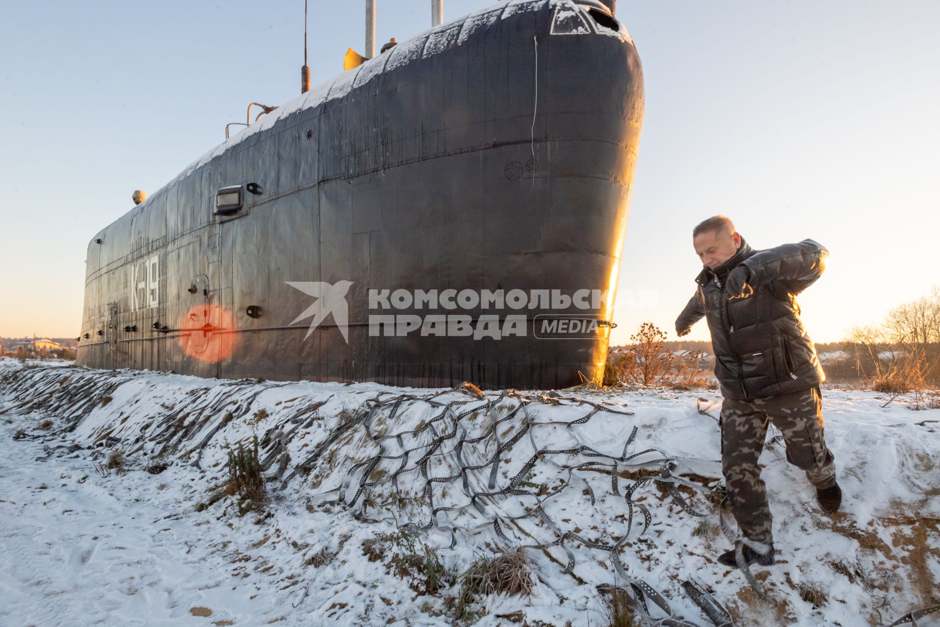 Московская область.   Владимир Романов у рубки подлодки К-19, которую он установил в Подмосковье.