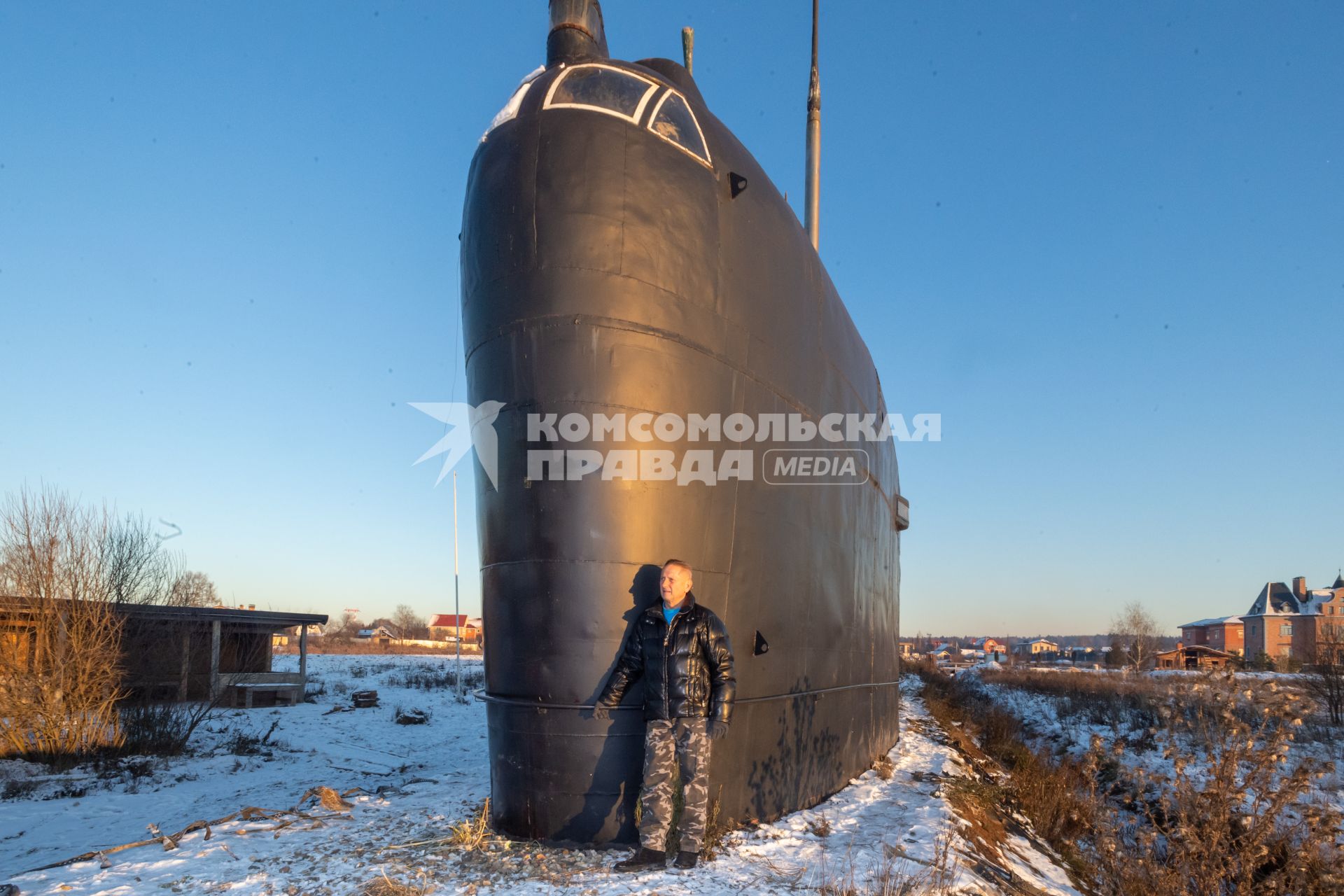 Московская область.   Владимир Романов у рубки подлодки К-19, которую он установил в Подмосковье.