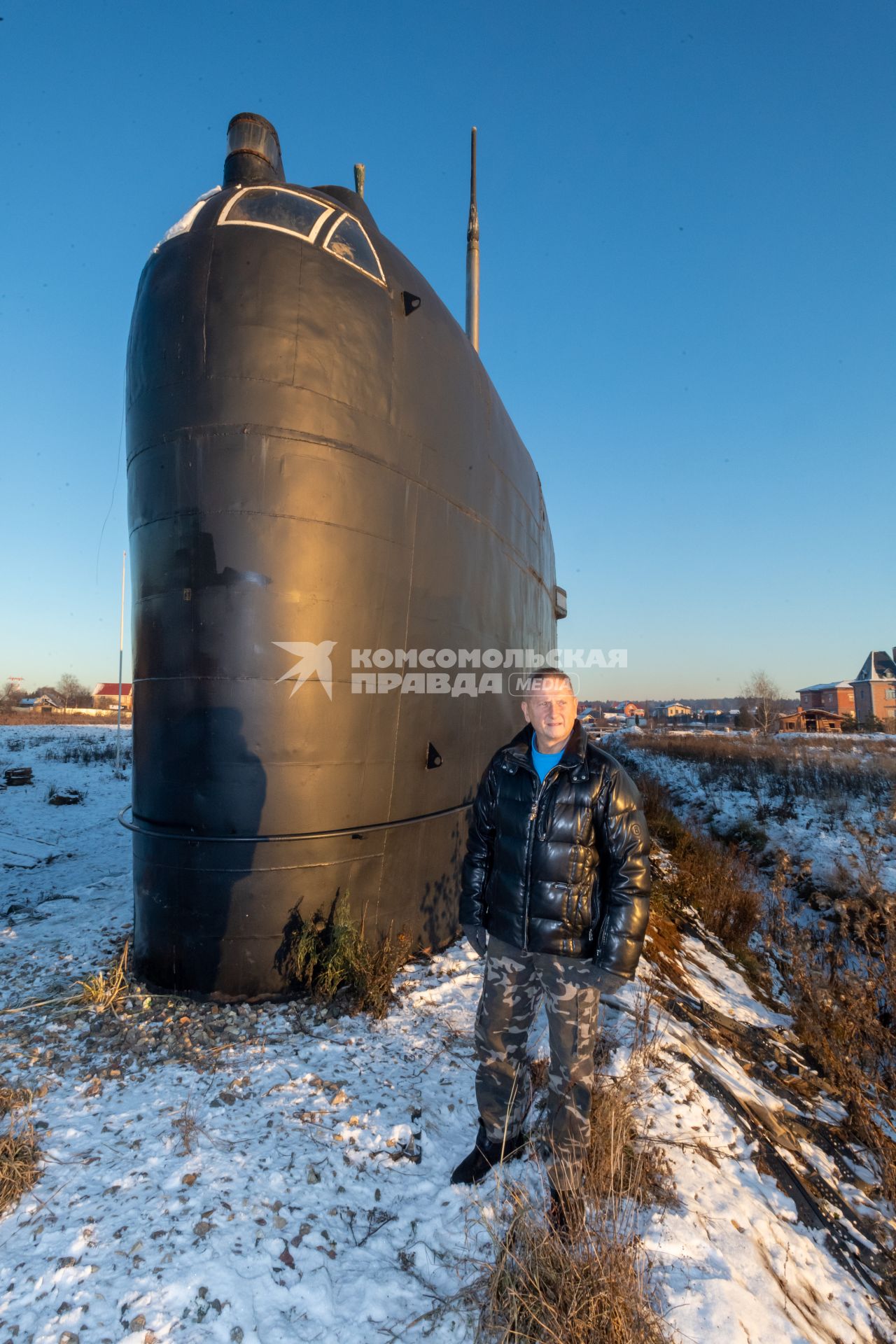 Московская область.   Владимир Романов у рубки подлодки К-19, которую он установил в Подмосковье.