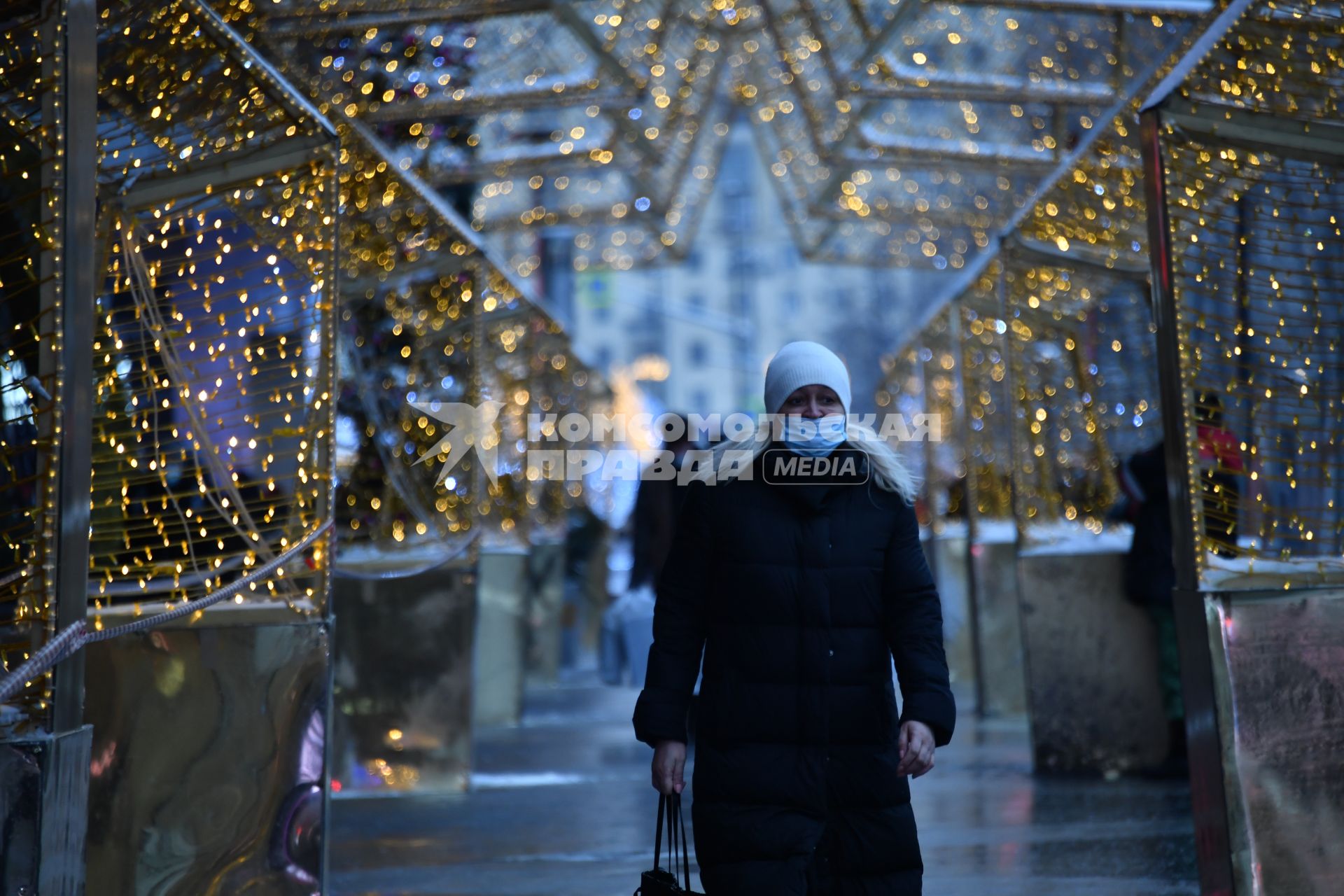 Москва. Новогодняя иллюминация на площади Киевского вокзала.