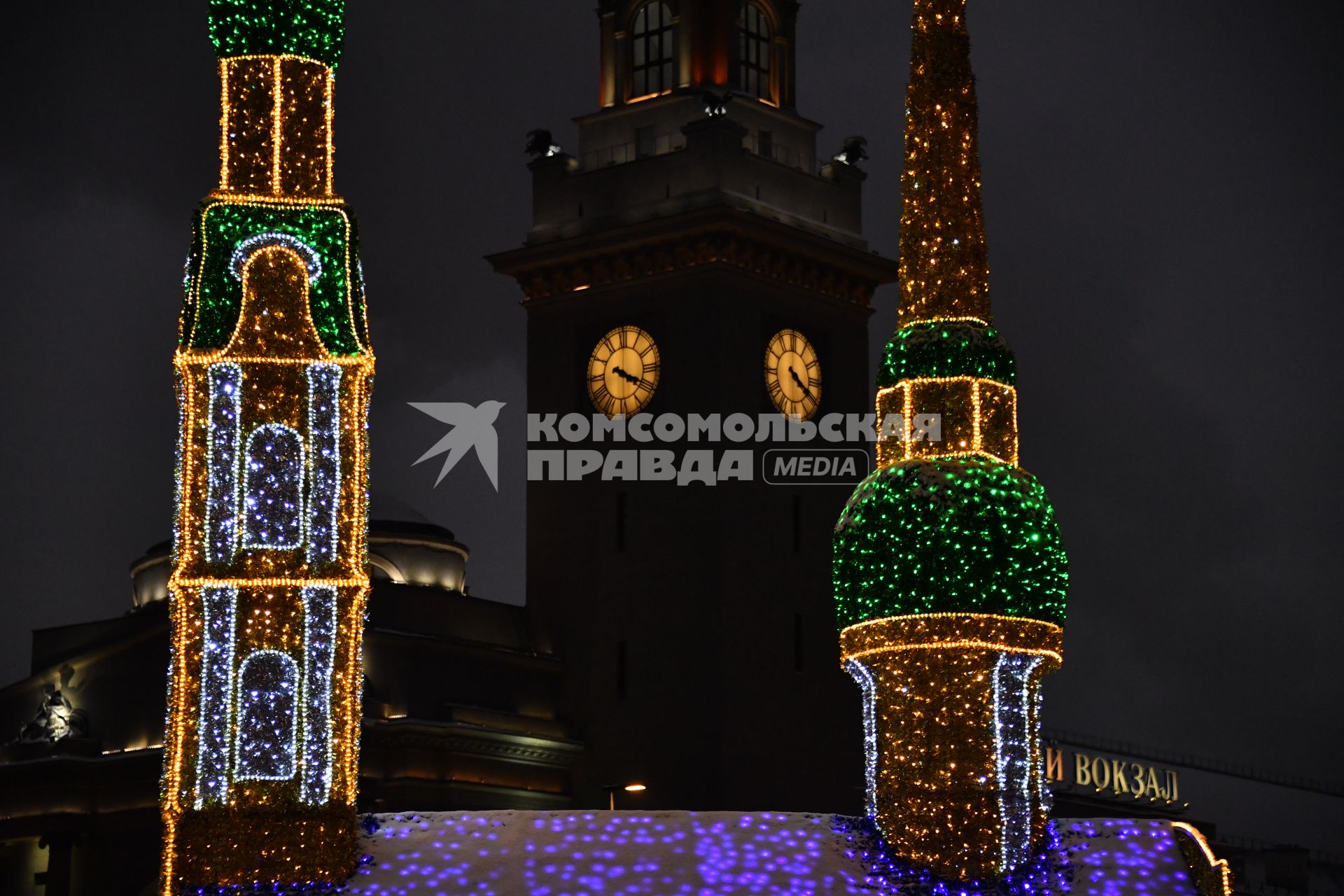 Москва. Новогодняя иллюминация на площади Киевского вокзала.