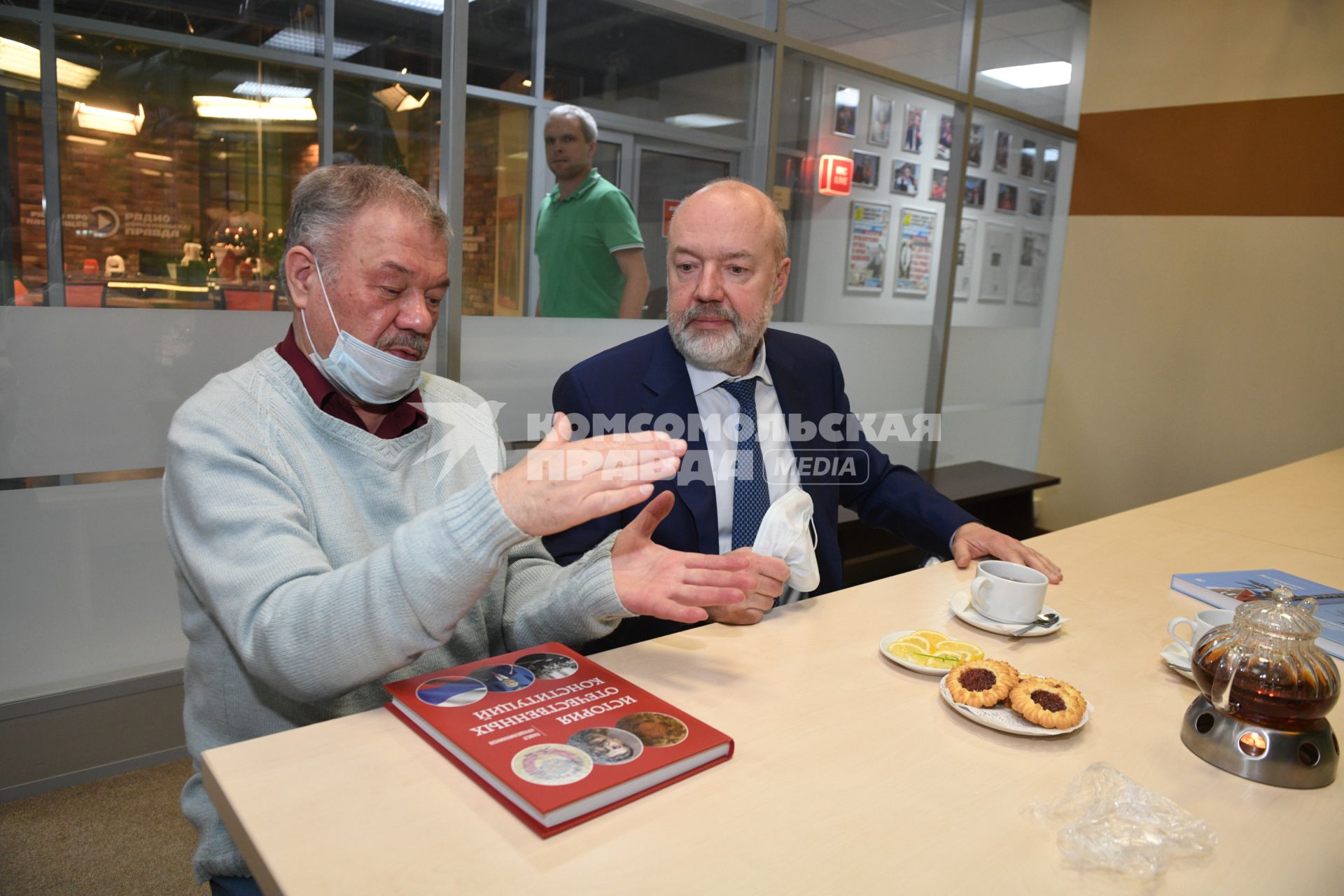 Москва. Корреспондент `Комсомольской правды` Александр Гамов и председатель комитета Государственной думы РФ по госстроительству и законодательству Павел Крашенинников (справа) в редакции `Комсомольской правды`.