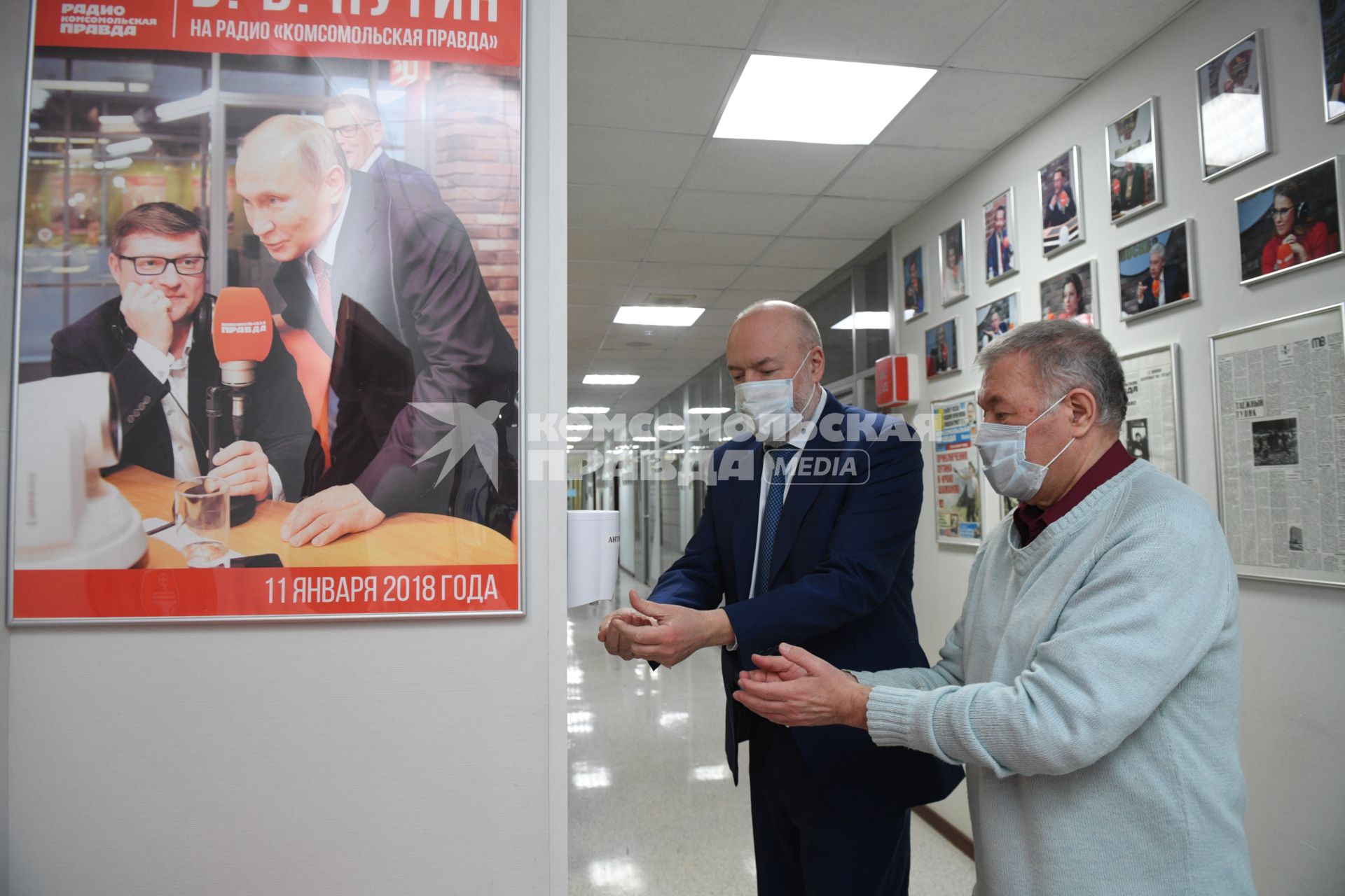 Москва. Корреспондент `Комсомольской правды` Александр Гамов (справа) и председатель комитета Государственной думы РФ по госстроительству и законодательству Павел Крашенинников в редакции `Комсомольской правды`.