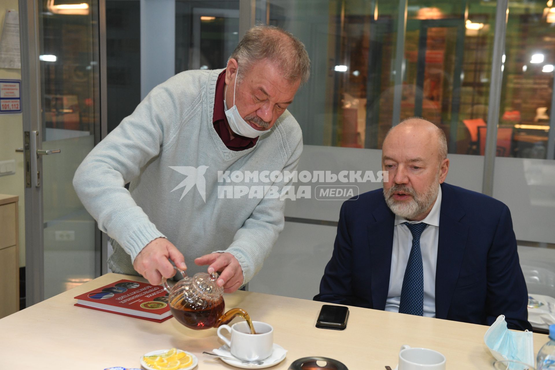 Москва. Корреспондент `Комсомольской правды` Александр Гамов и председатель комитета Государственной думы РФ по госстроительству и законодательству Павел Крашенинников (справа) в редакции `Комсомольской правды`.