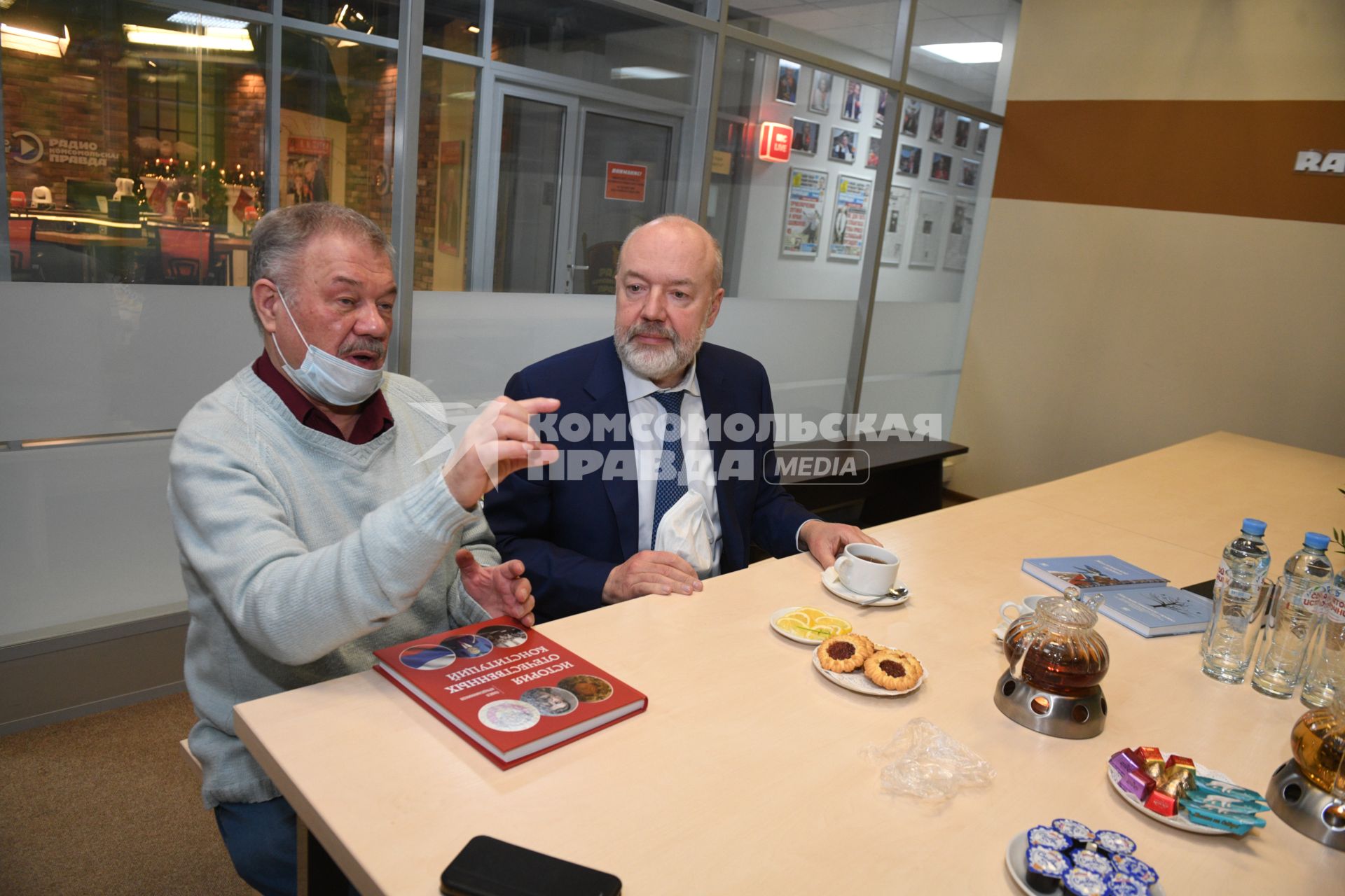 Москва. Корреспондент `Комсомольской правды` Александр Гамов и председатель комитета Государственной думы РФ по госстроительству и законодательству Павел Крашенинников (справа) в редакции `Комсомольской правды`.